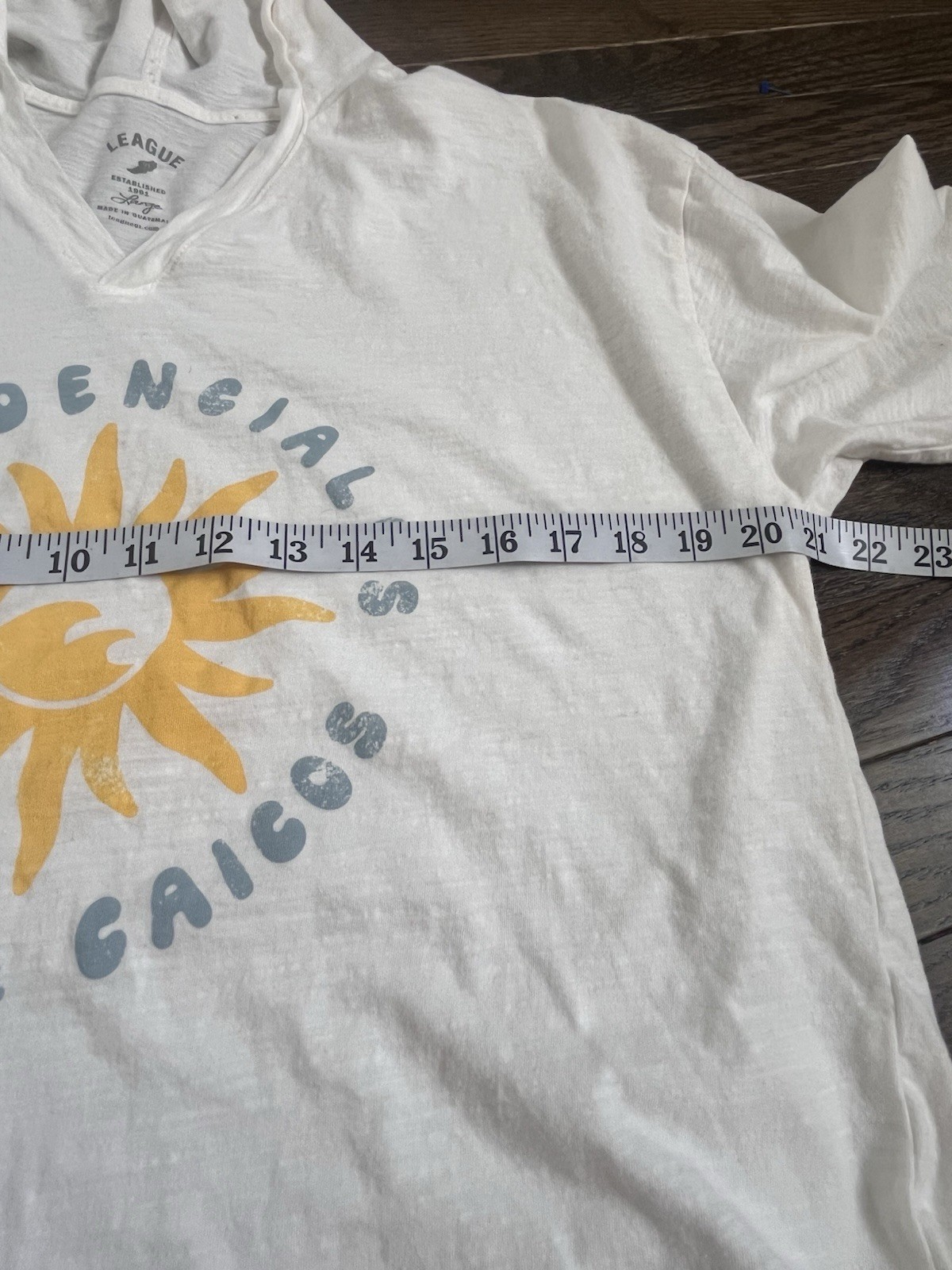 League Turks & Caicos Print Hoodied T Shirt Large Cream Ivory
