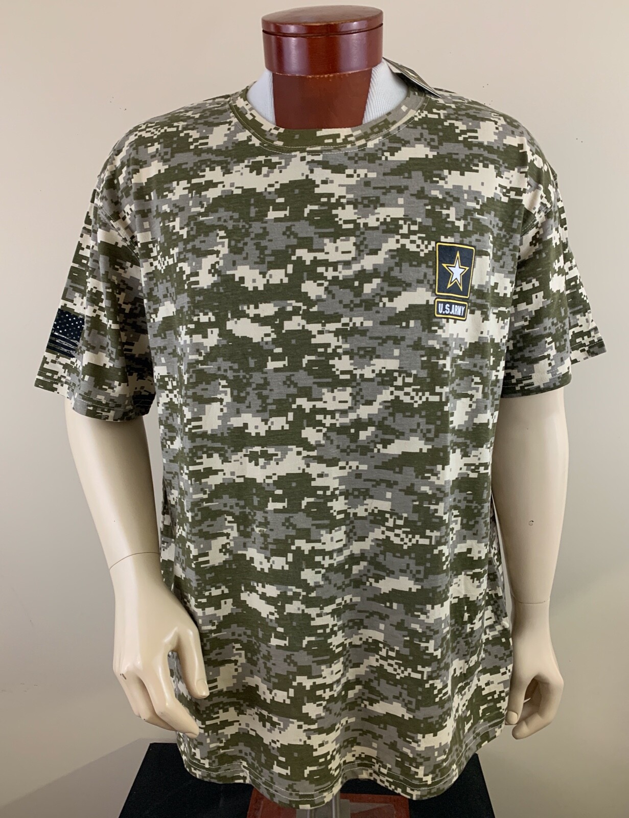 U.S. ARMY Men&rsquo;s Digital Camo U.S. Army USA Flag T-Shirt Size 2XL NWT