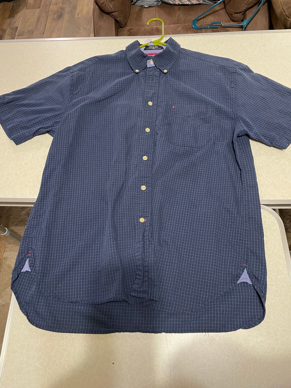 MEN&rsquo;S SIZE LARGE TOMMY HILFIGER BLUE /PIN STRIPES – SHORT SLEEVE BUTTON UP SHIRT