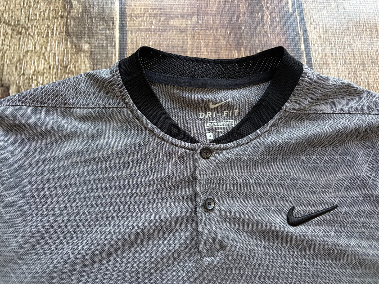 NIKE STANDARD FIT GOLF HENLEY BLACK GRAY MENS MEDIUM EXCELLENT CONDITION