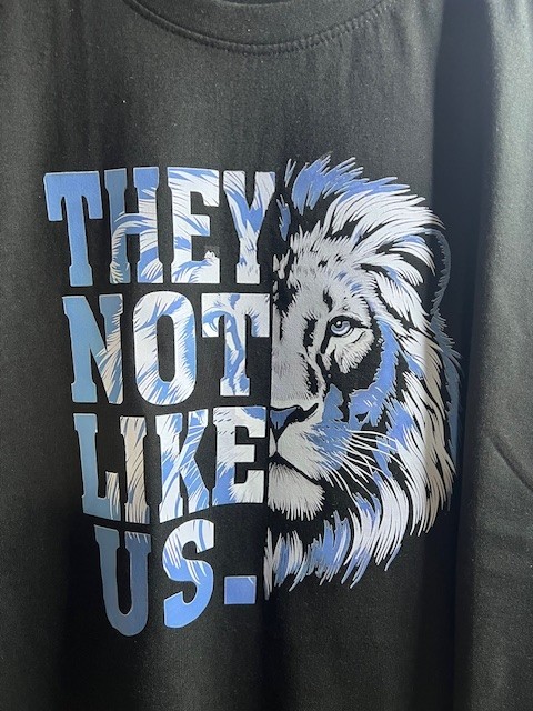 Lion Graphic Black T-Shirt, L – « THEY NOT LIKE US », everyday casual streetwear.