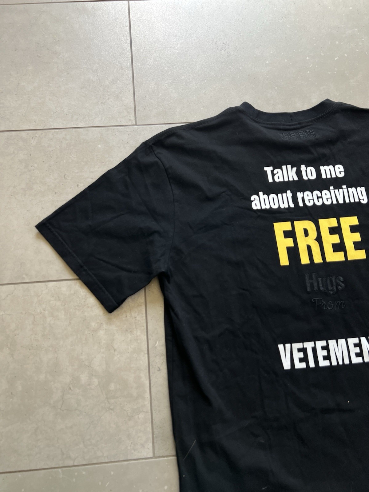 VETEMENTS Limited Edition Free Hugs Spell Out Embroidered Black Tee Shirt XL