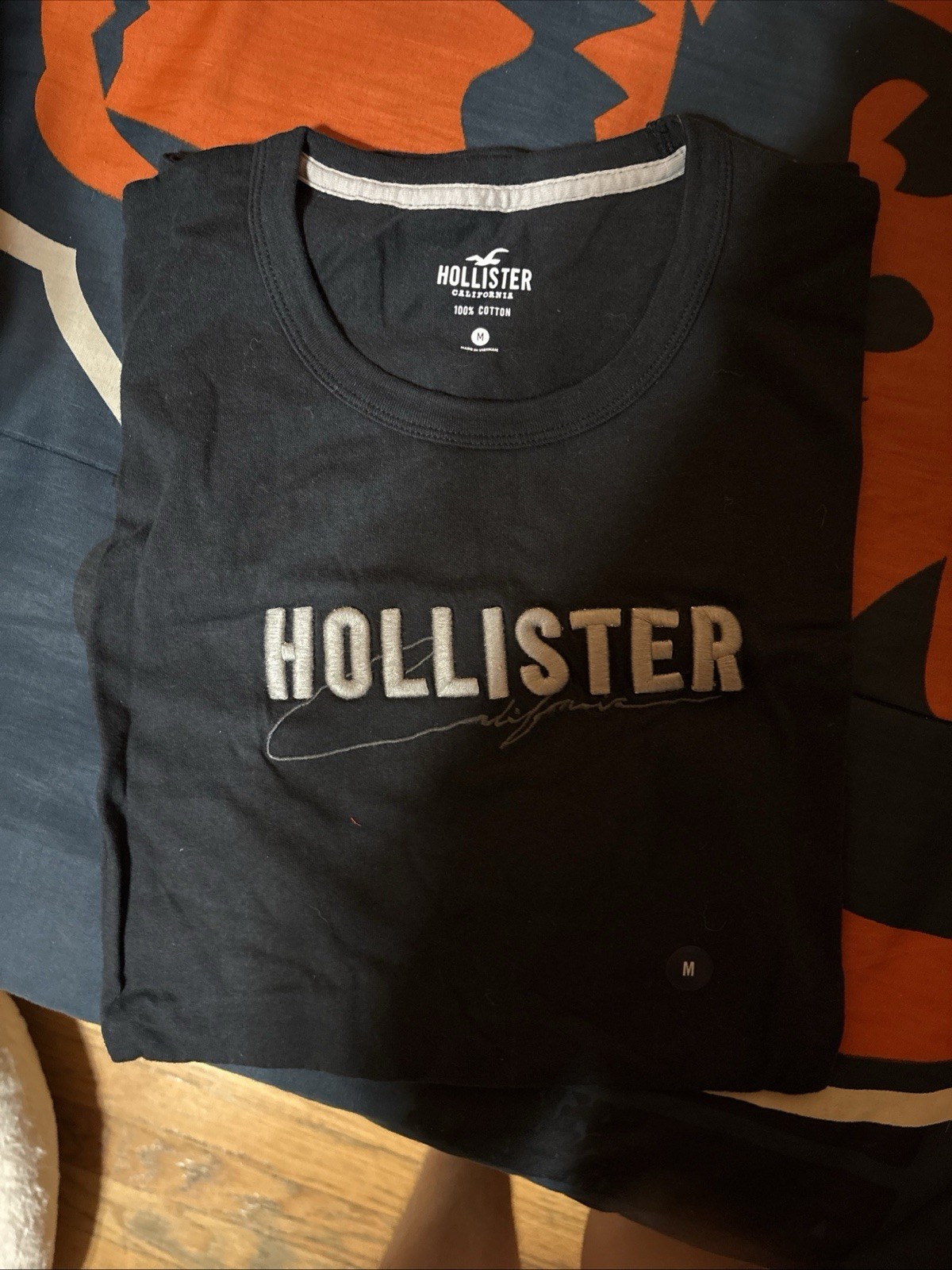 black Hollister short-sleeve graphic T-shirt