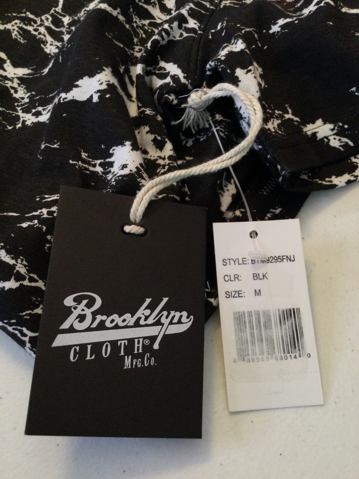 BROOKLYN CLOTH Black and White Men’s Tee. Pleated Shoulders. Side Zippers. Sz M.