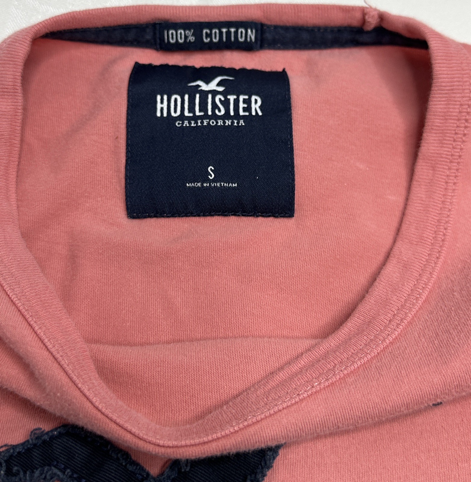 Hollister California T-Shirt ~ Mens Size Small ~ Embroidered Logo ~ Pink