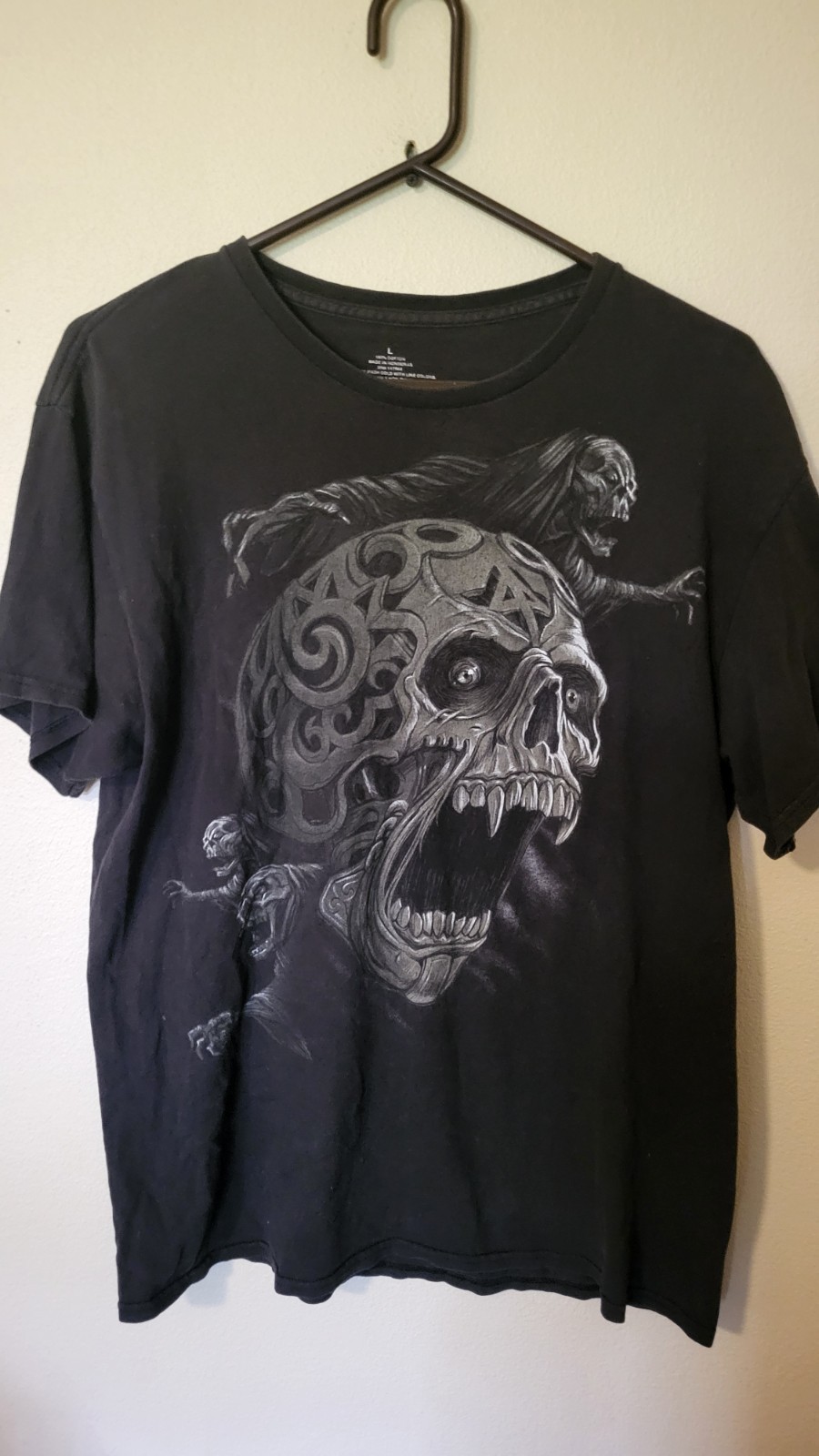 Skulls t shirt sz L black faded s sleeve cotton casual creepy 29 in L 22 in acr