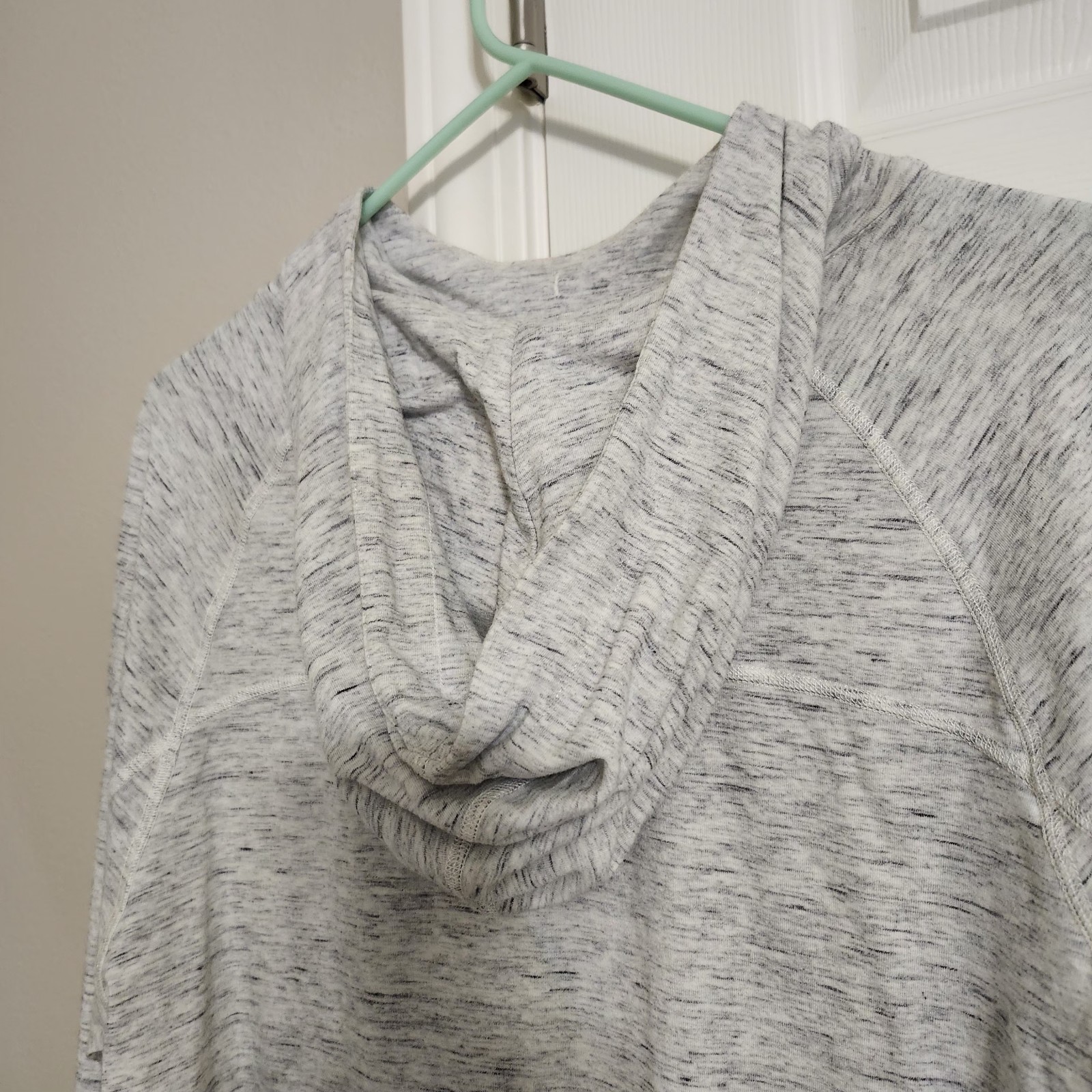 American Eagle Mens Flex hooded long sleeve tee, Heather Gray, Hand Pocket, Sz M