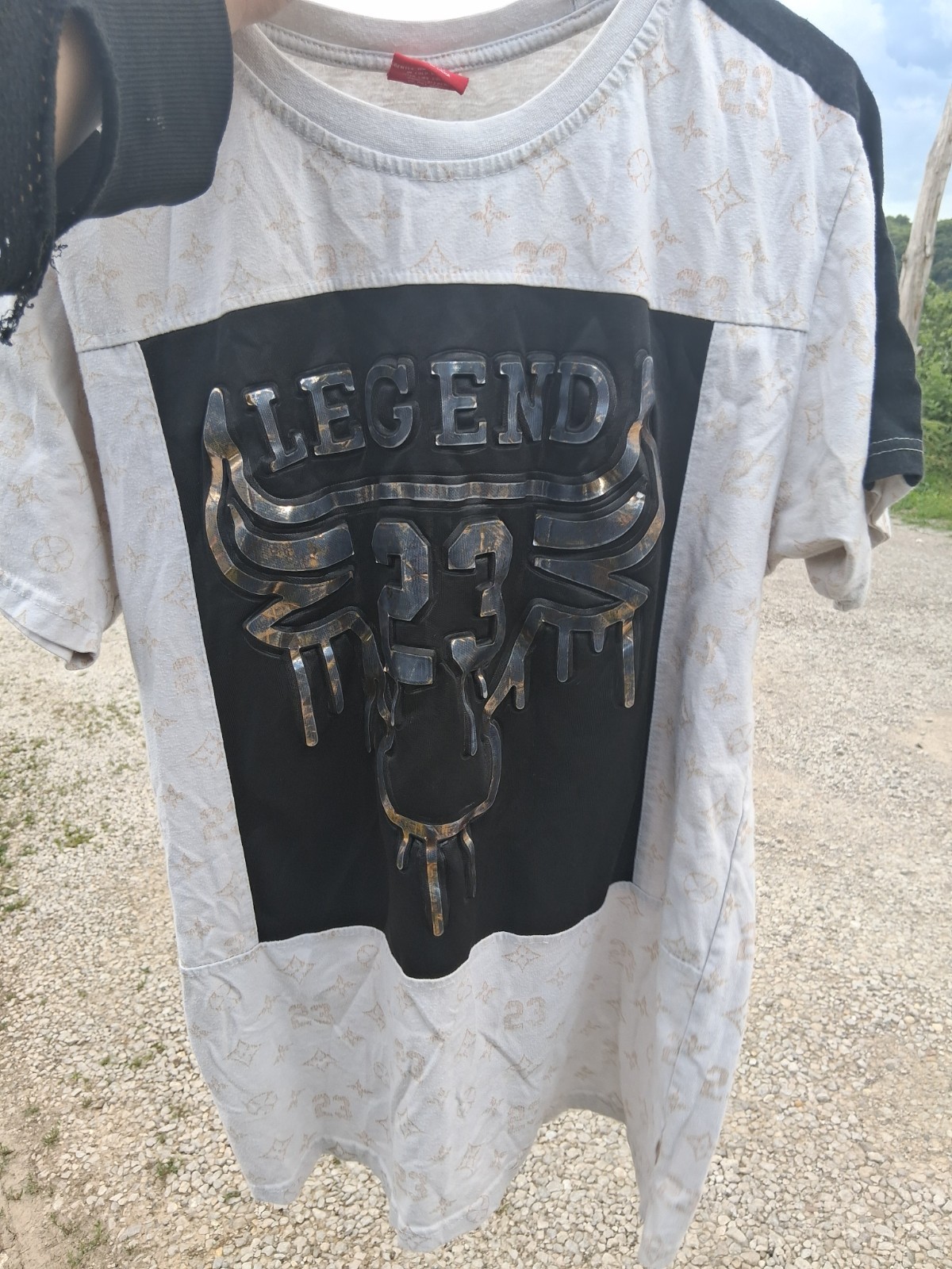 Victorious Men&rsquo;s M White/Black Crew Neck Short Sleeve « LEGEND 23 » Bull Tee