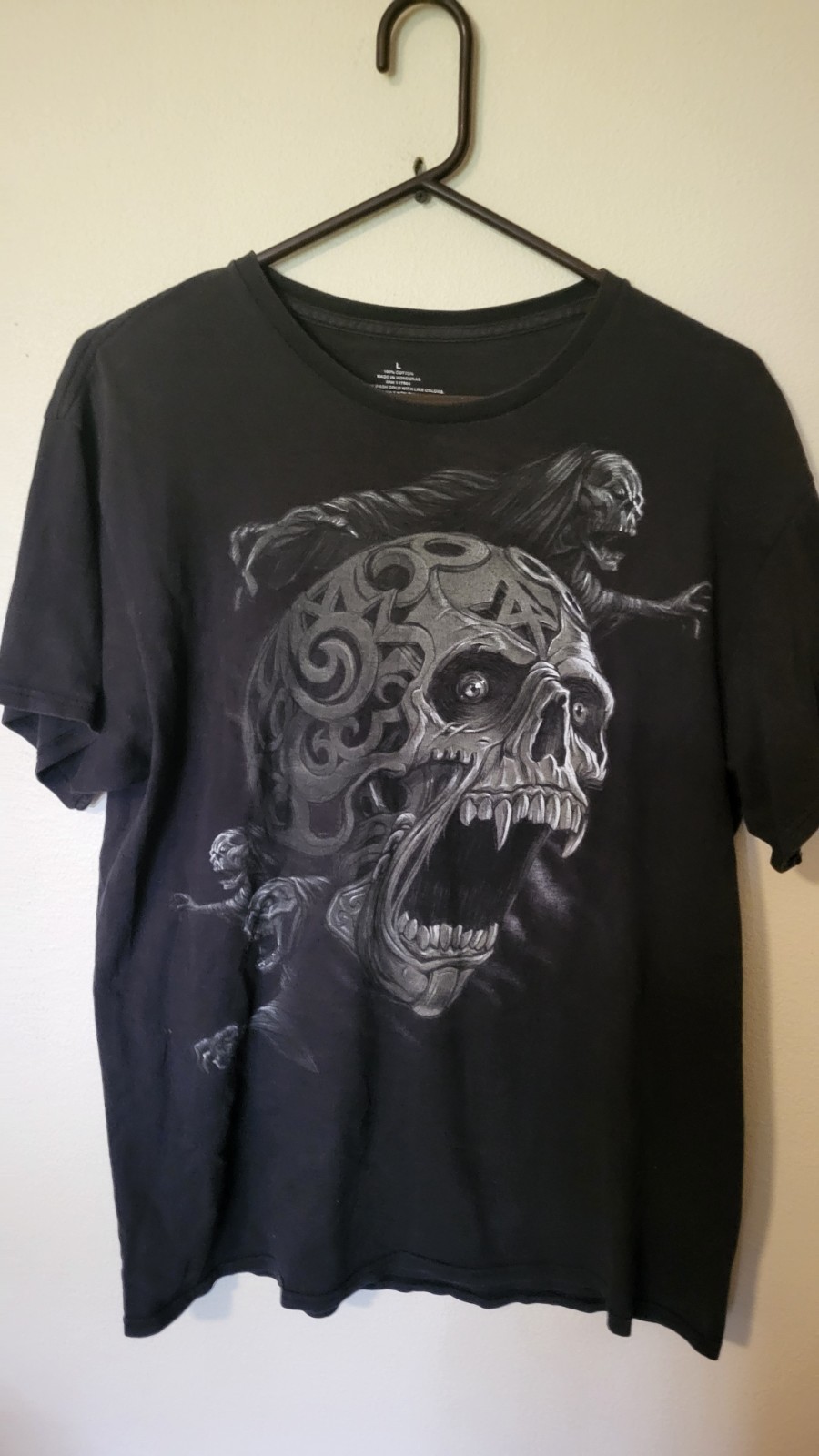 Skulls t shirt sz L black faded s sleeve cotton casual creepy 29 in L 22 in acr