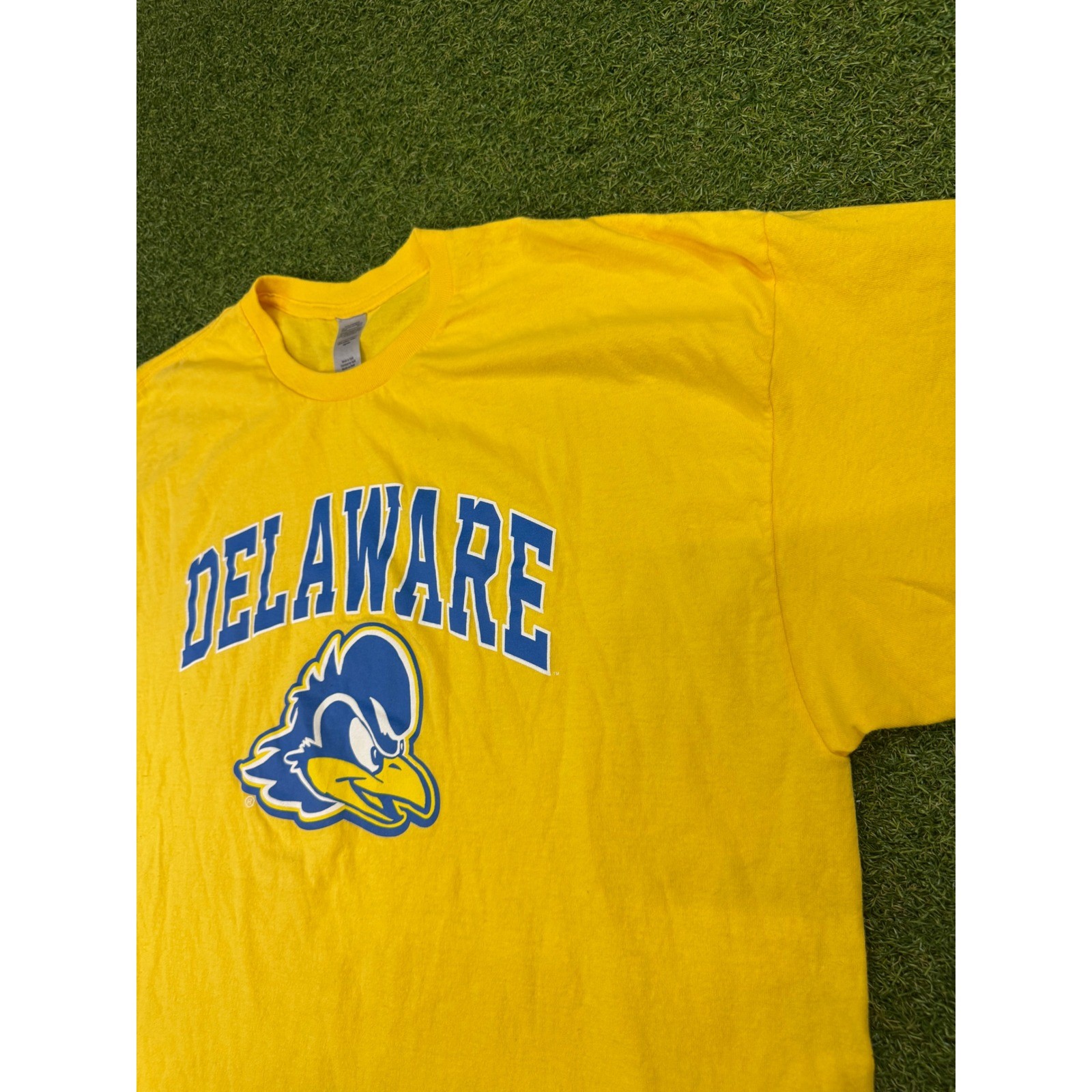 University of Delaware Blue Hens T-Shirt Mens 2XL Yellow Graphic Tee