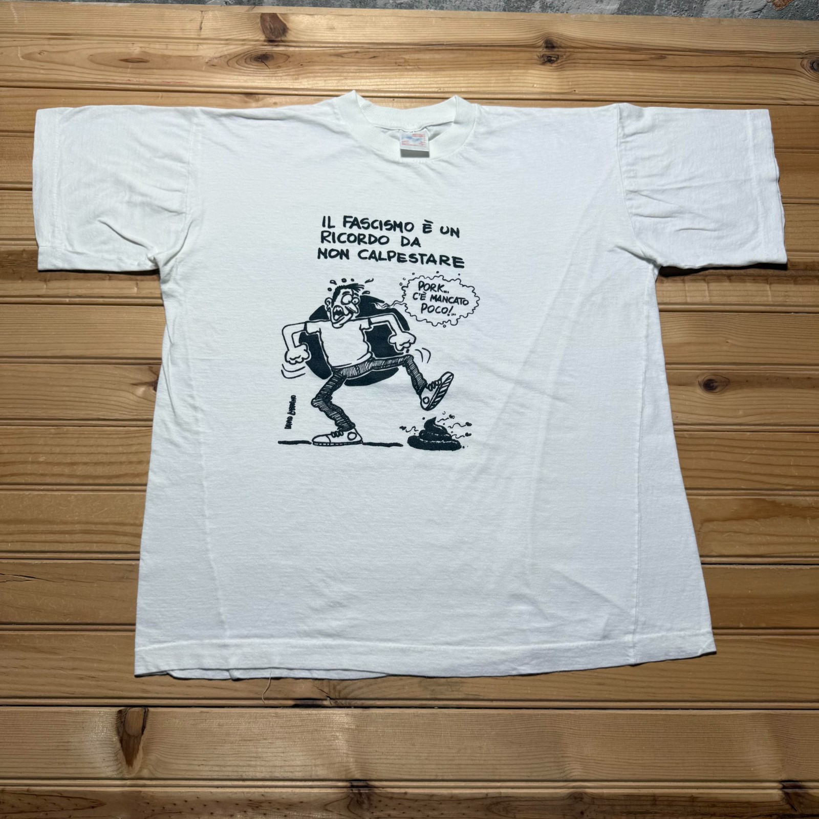 Vintage 80s IL Fascismo E Un Ricordo Da Non Calpestare Graphic T-Shirt – Medium
