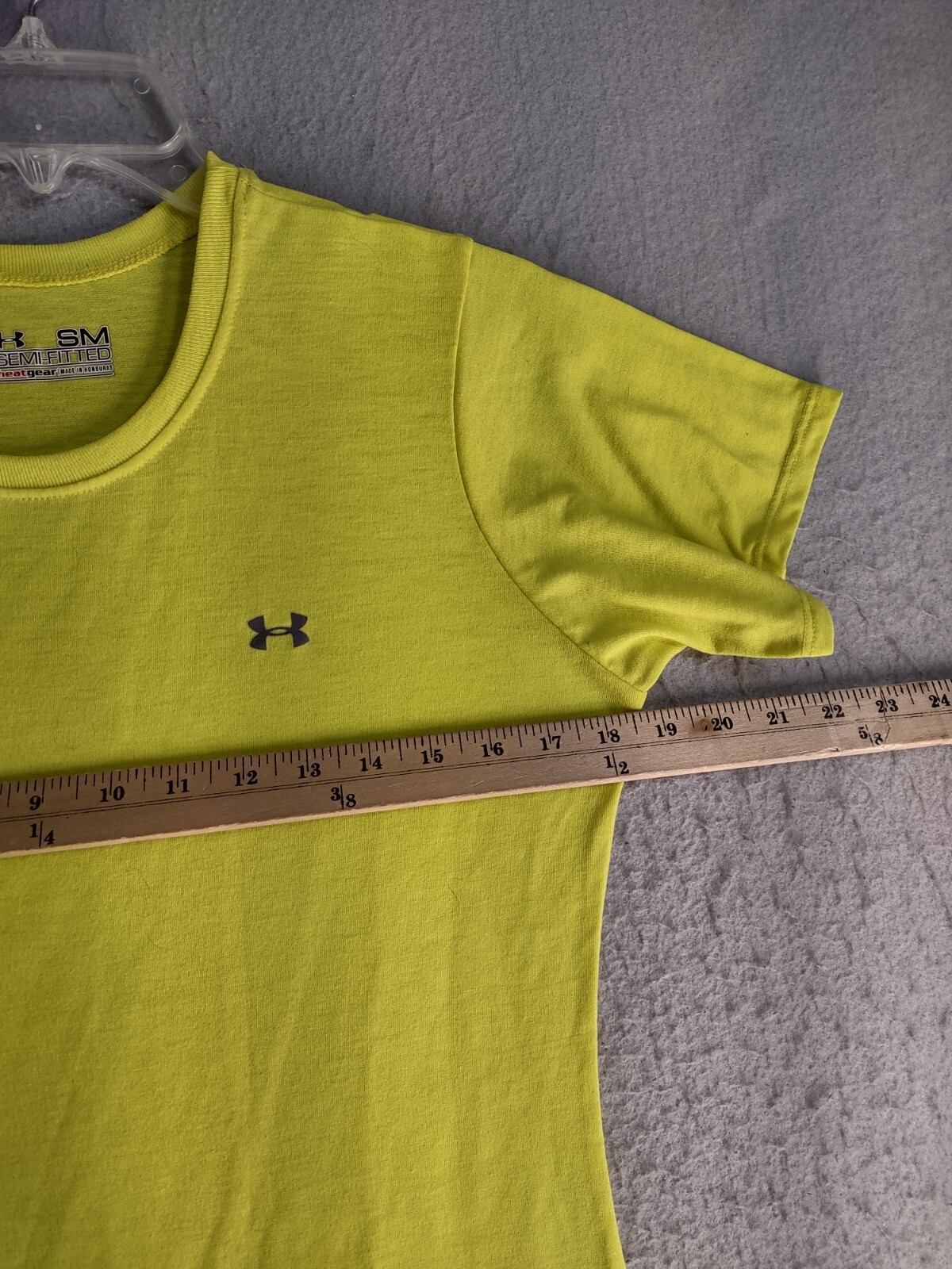 Under Armour Mens Shirt Small Yellow Semi Fitted Heat Gear Solid Logo Pullover
