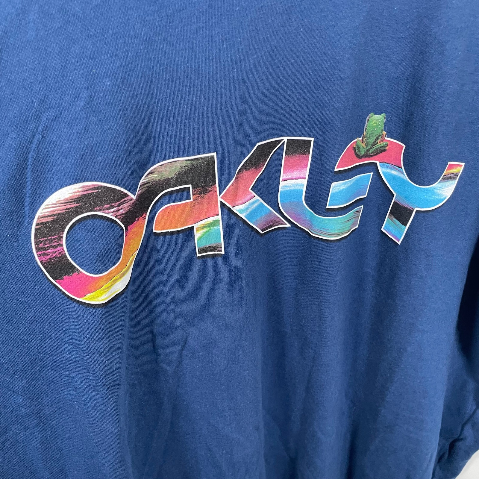 New Oakley Sitting Pretty T Shirt Frog Mens 2XL Blue Spellout Logo Crew Neck NWT