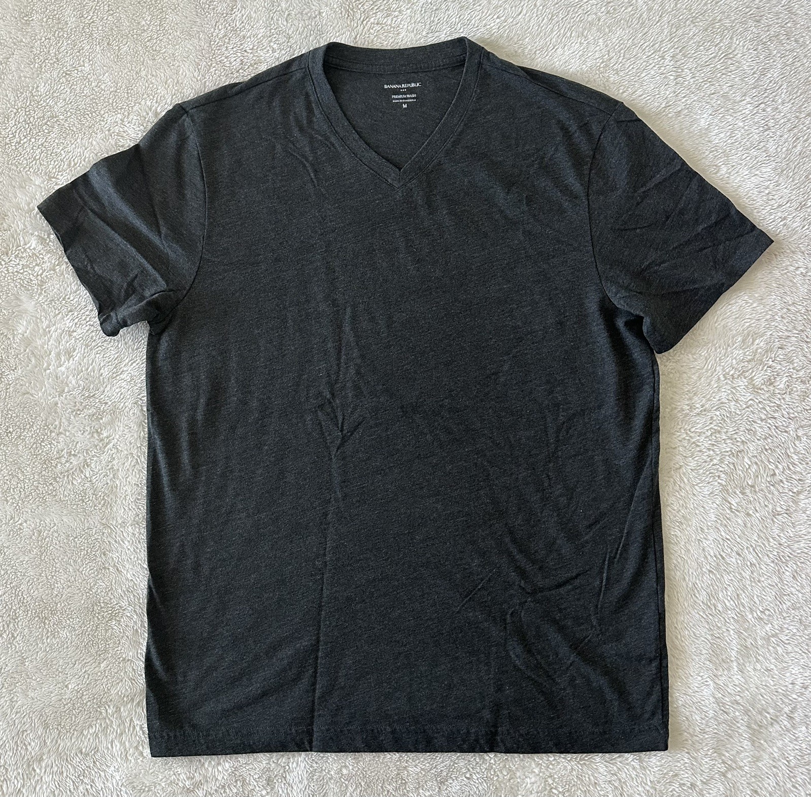 Banana Republic Premium Men&rsquo;s Sz M Navy & Gray V-neck S/S T-shirts 2 pk (EUC)