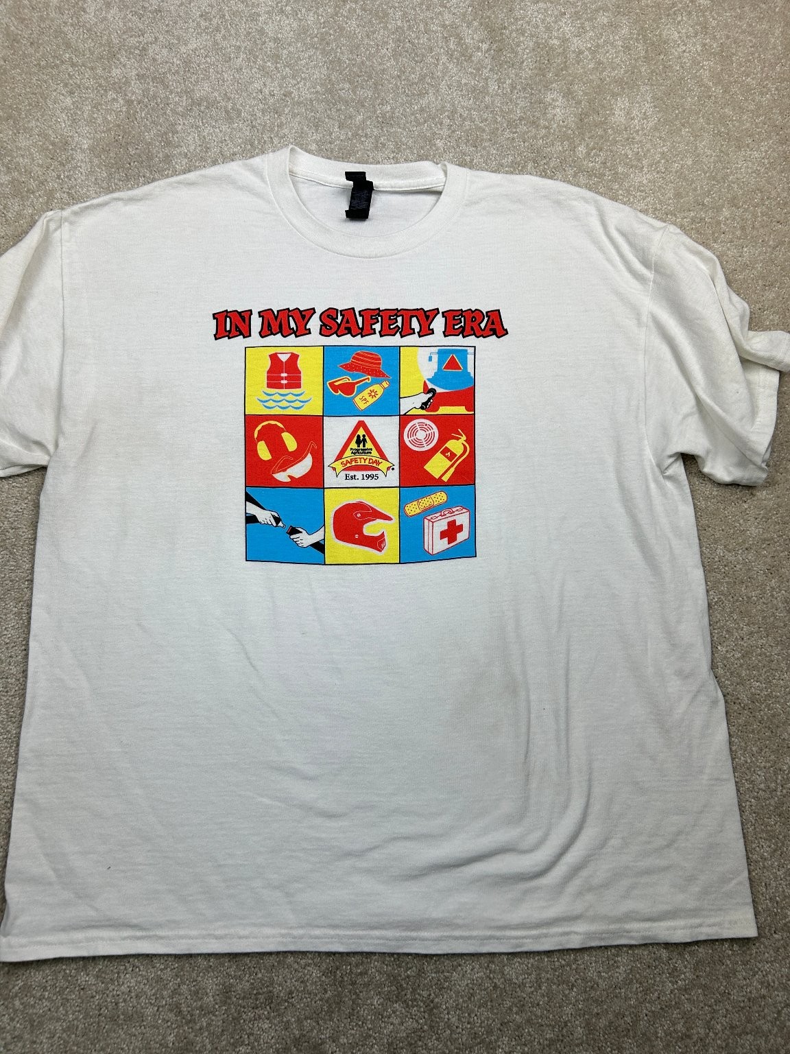 GILDAN T-Shirt Men&rsquo;s White XL 50/50 Cotton Polyester Graphic Tee