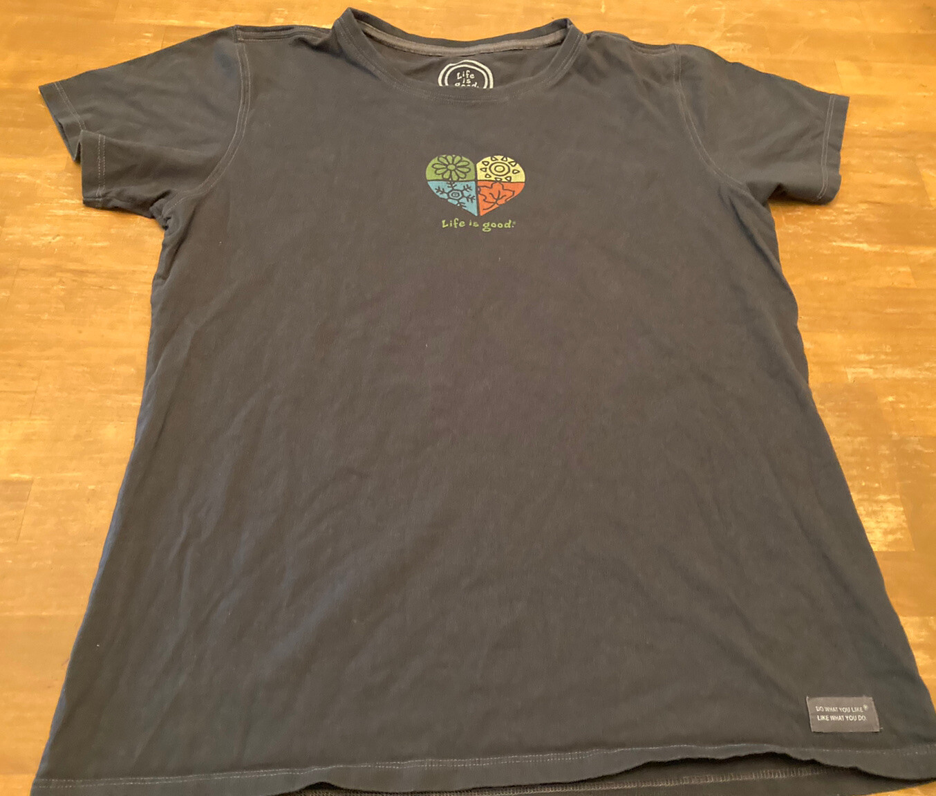Life is Good Grey Semi-Fitted Women&rsquo;s Cut T-SHIRT SZ Large 4 Seasons Heart EUC