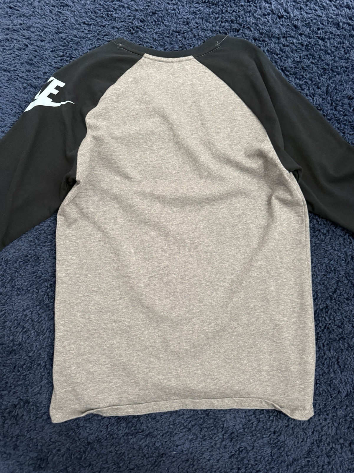 Nike The Nike Tee Men&rsquo;s M Athletic Fit Long Sleeve Crew Colorblock Gray/Black