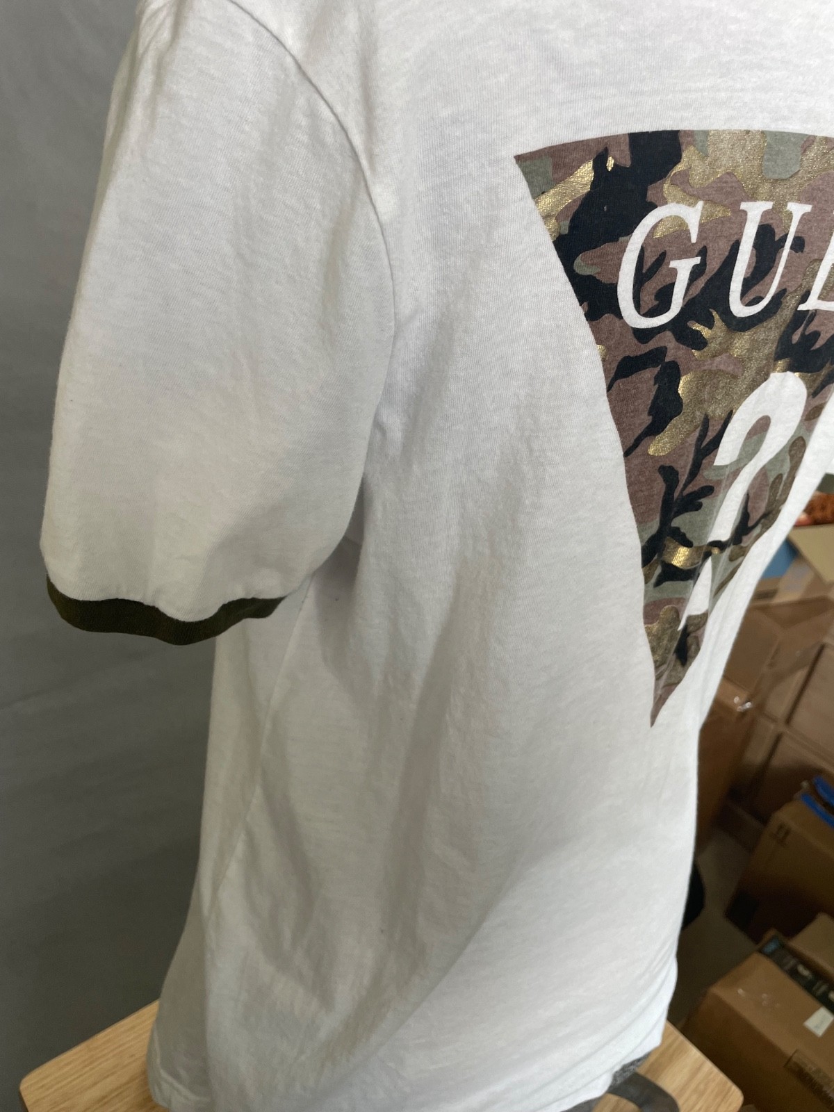GUESS Mens Ringer T-Shirt White Olive Green Trim Camo Gold Triangle Logo Size L