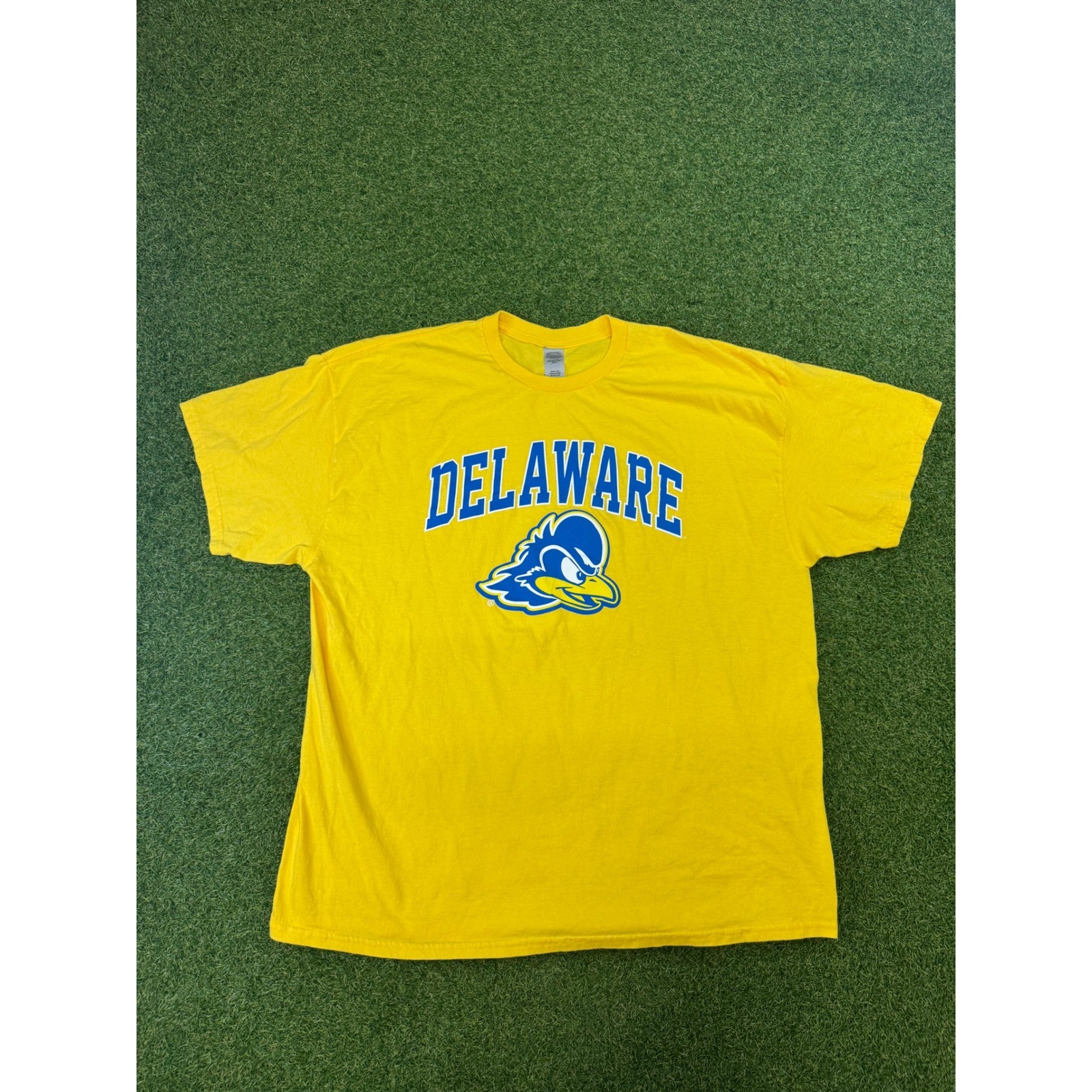 University of Delaware Blue Hens T-Shirt Mens 2XL Yellow Graphic Tee