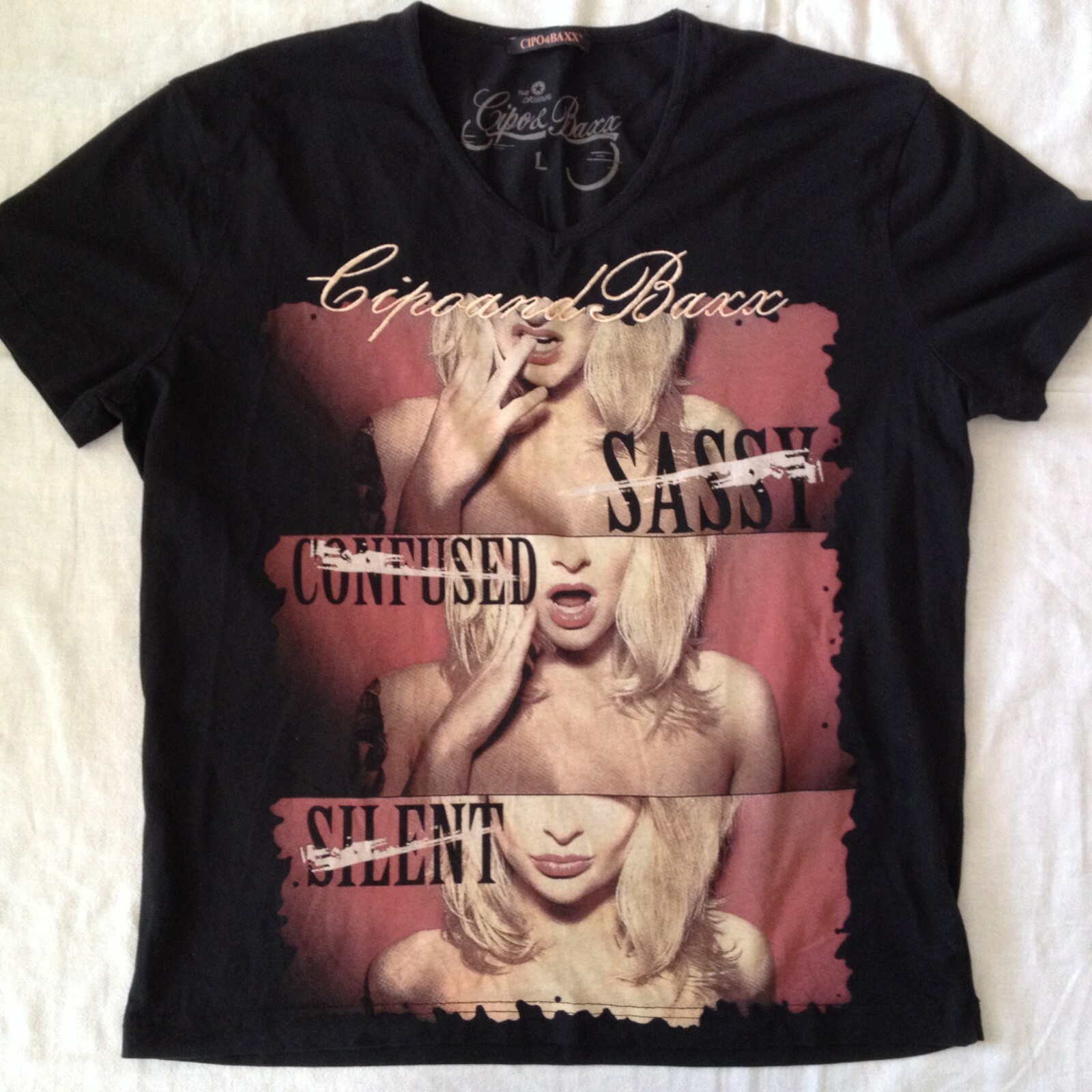 CIPO AND BAXX ITALY DESIGNERS V-NECK T-SHIRT W/ PRINT SZ LARGE SLIM