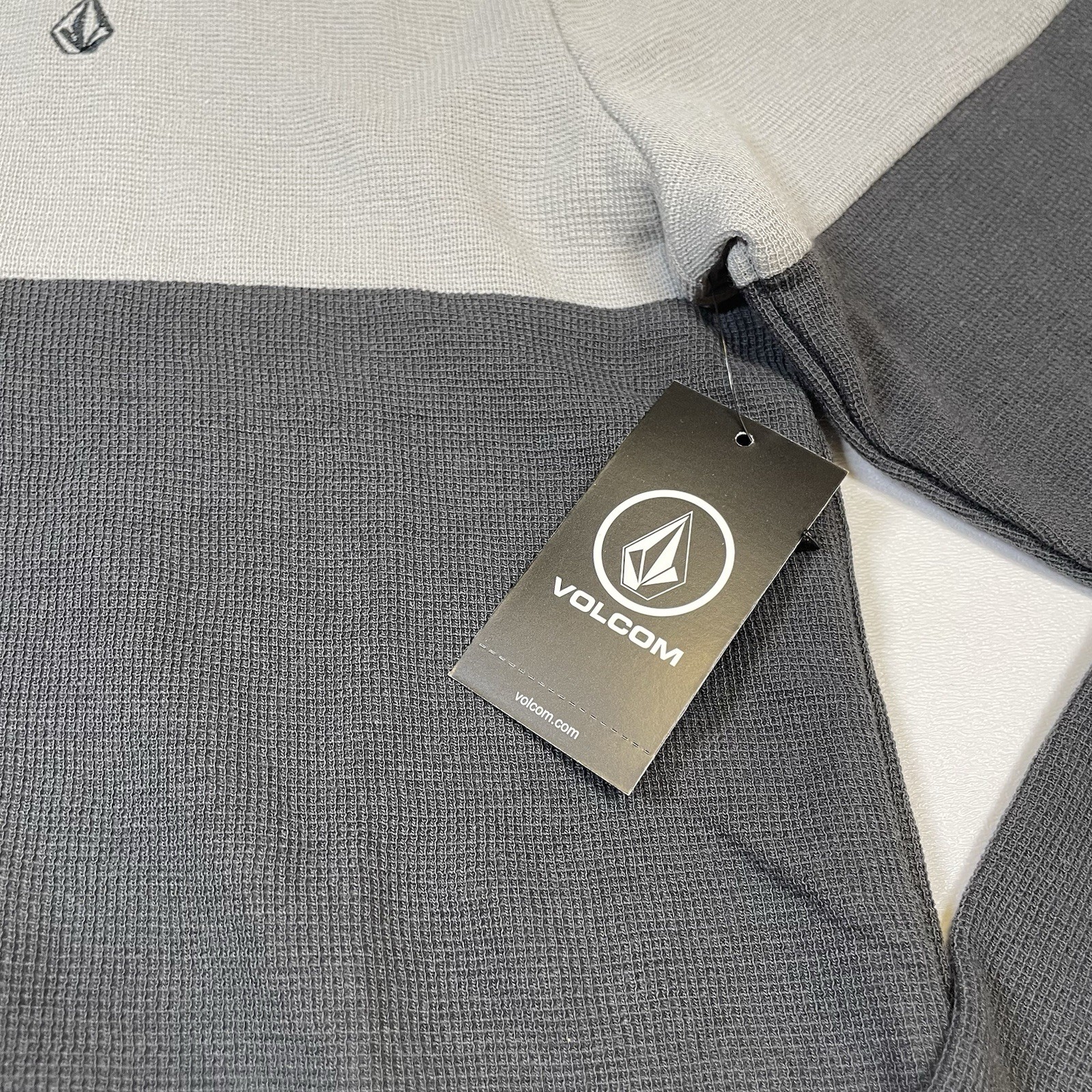 Volcom Shirt Men’s Small Gray L/S Nunez Colorblocked Thermal Hooded Tee NEW