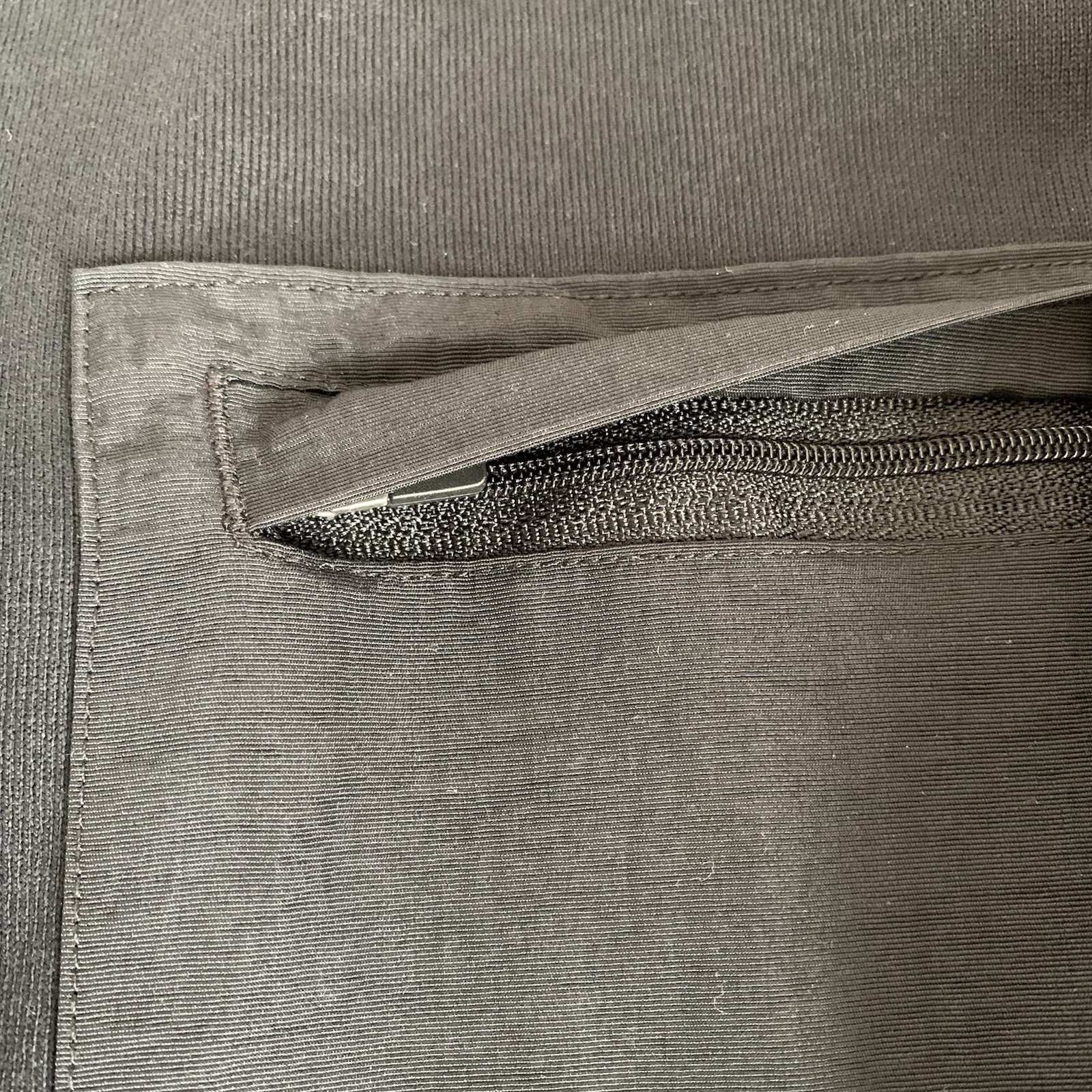 Mode of One Men&rsquo;s Size Small Mixed Relaxed-Fit French Terry Zip Pocket T-Shirt