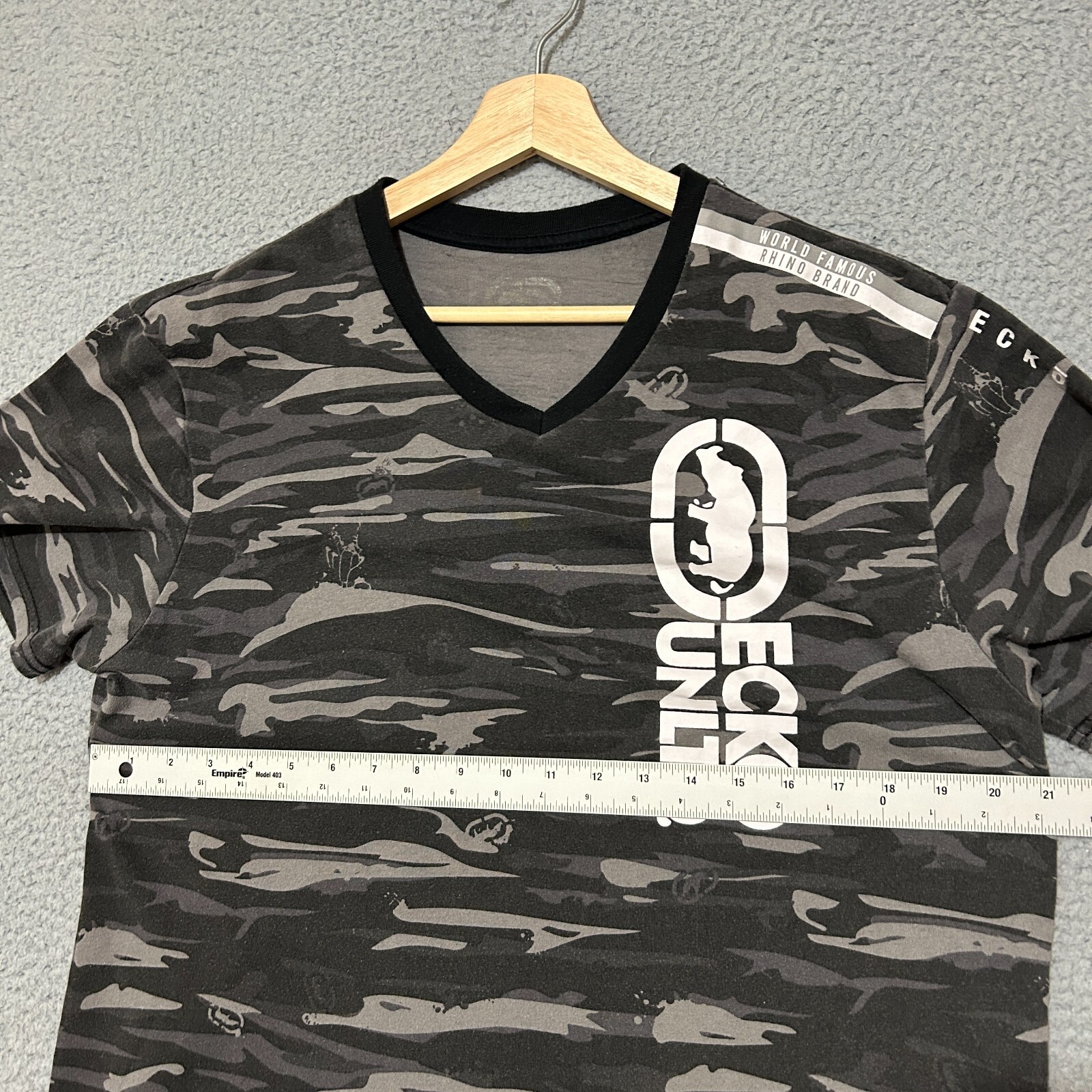 Ecko Unltd T-shirt Men Medium Gray Woodland Camo V-neck Short Sleeve