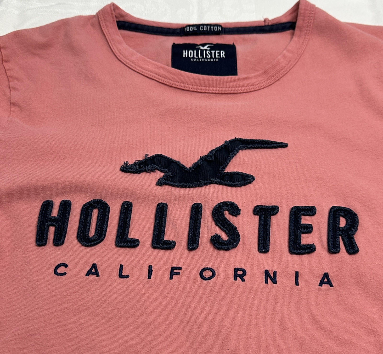 Hollister California T-Shirt ~ Mens Size Small ~ Embroidered Logo ~ Pink