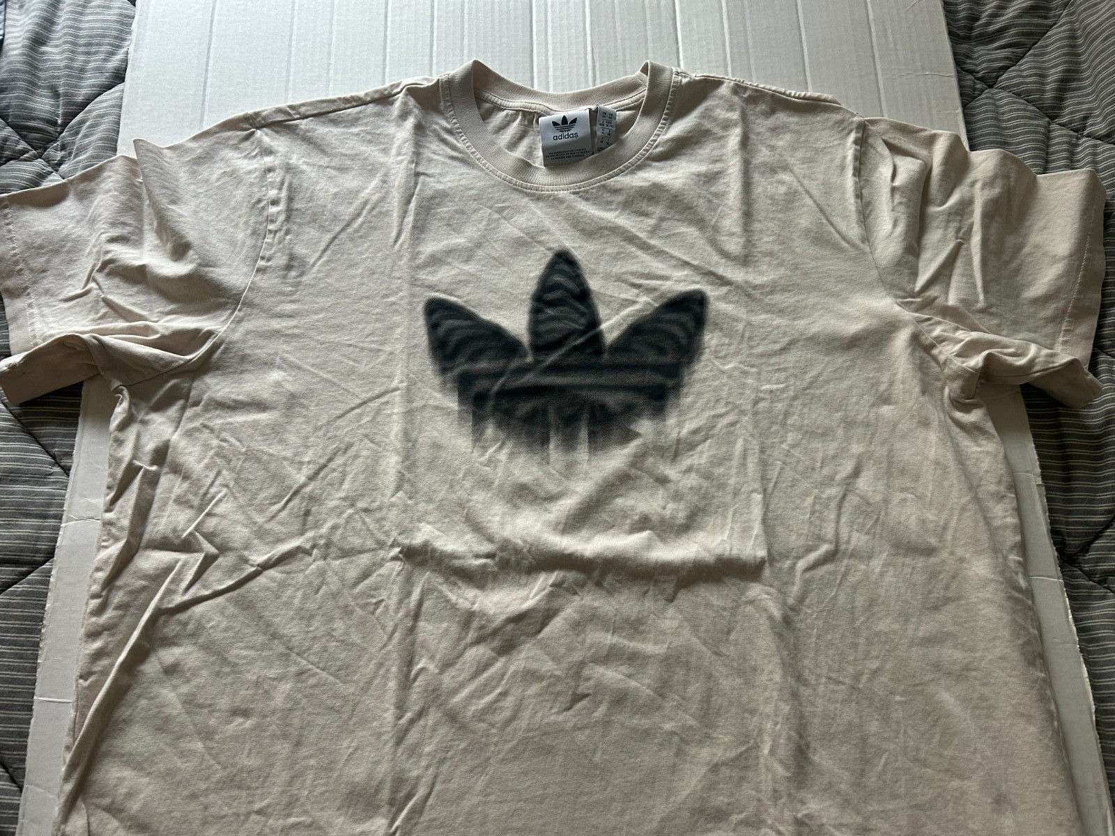 ADIDAS TREFOIL SIZE XL OFFWHITE OR CREAM SHORT SLEEVE T-SHIRT.SEE DESCRIPTION
