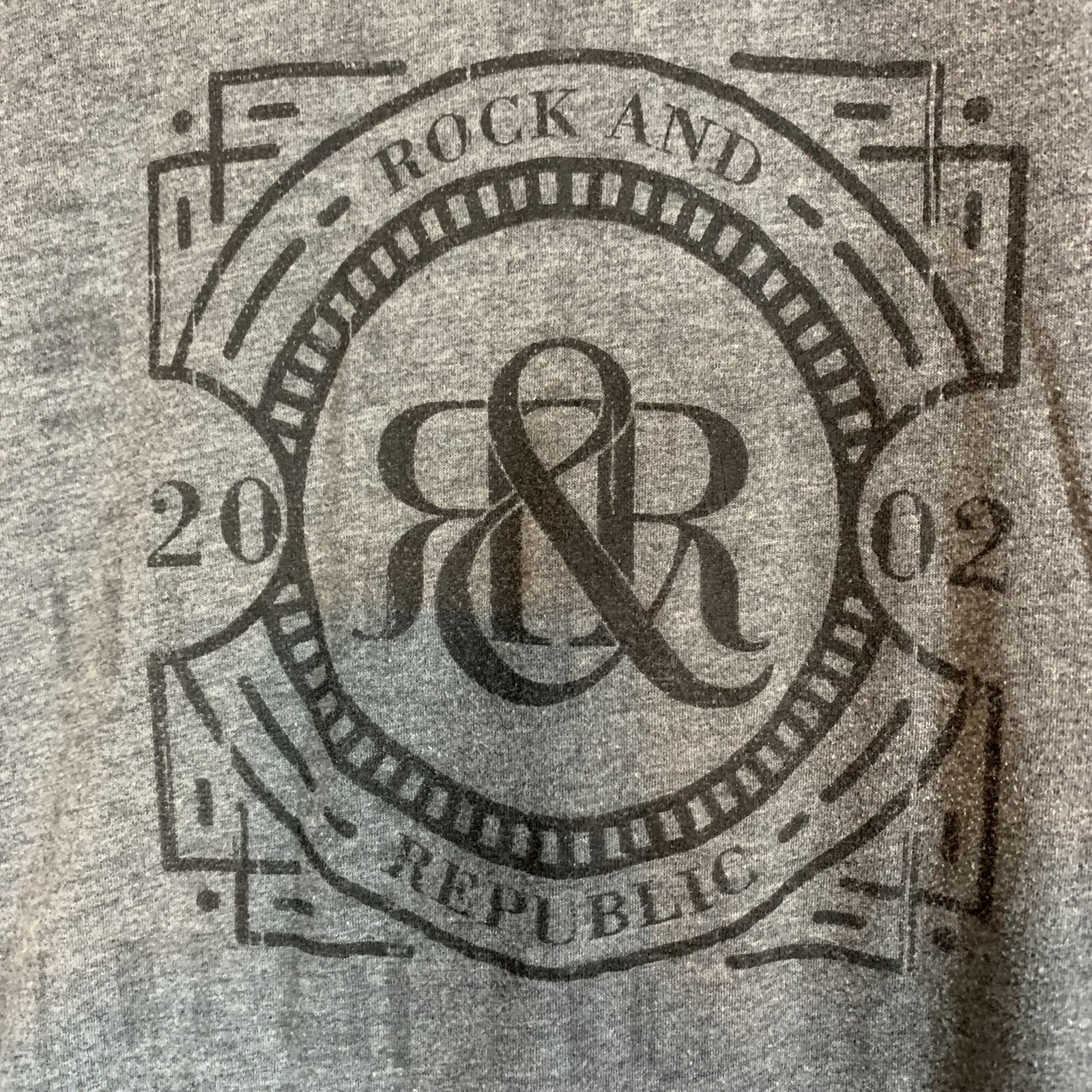 R&R / ROCK AND REPUBLIC 2002 – THE ICONIC TEE / MENS Medium- GRAY LOGO T-SHIRT