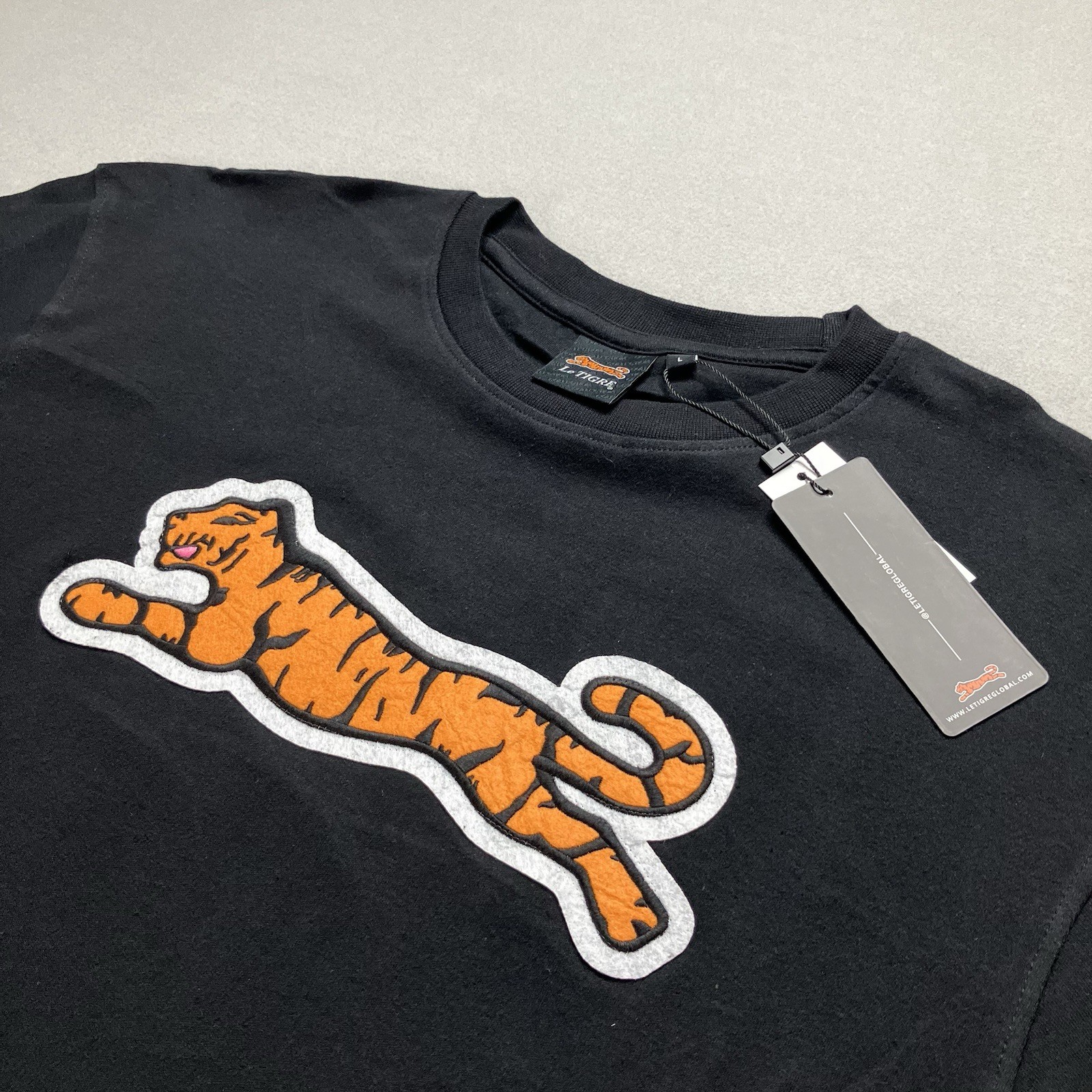 Le TIGRE Mens Flocked Big Tiger Graphic T-Shirt Black 100% Cotton Size Large NWT