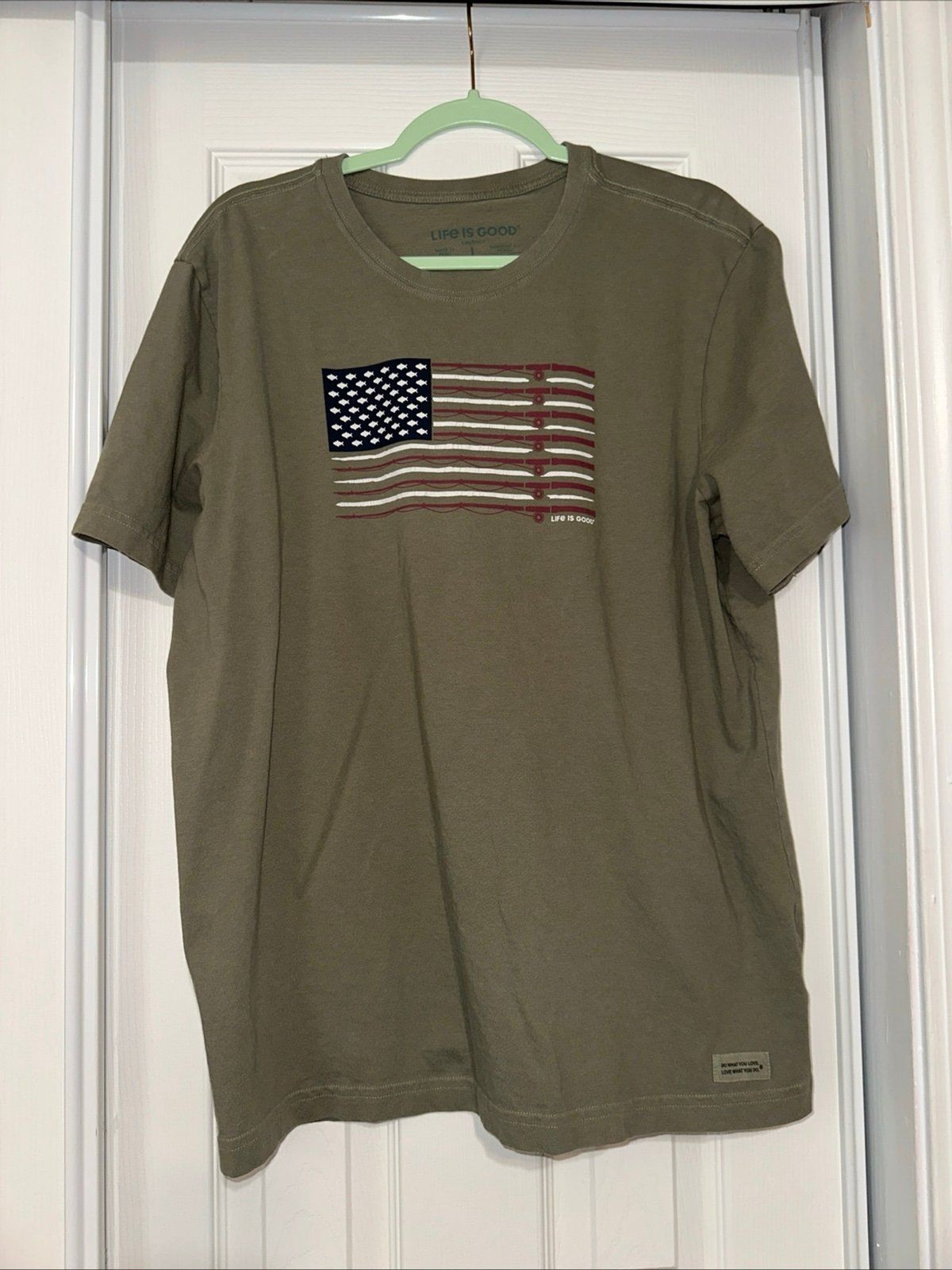 Life Is Good Mens M Green Crusher T-Shirt Patriotic USA Flag Fishing Pole NWOT L