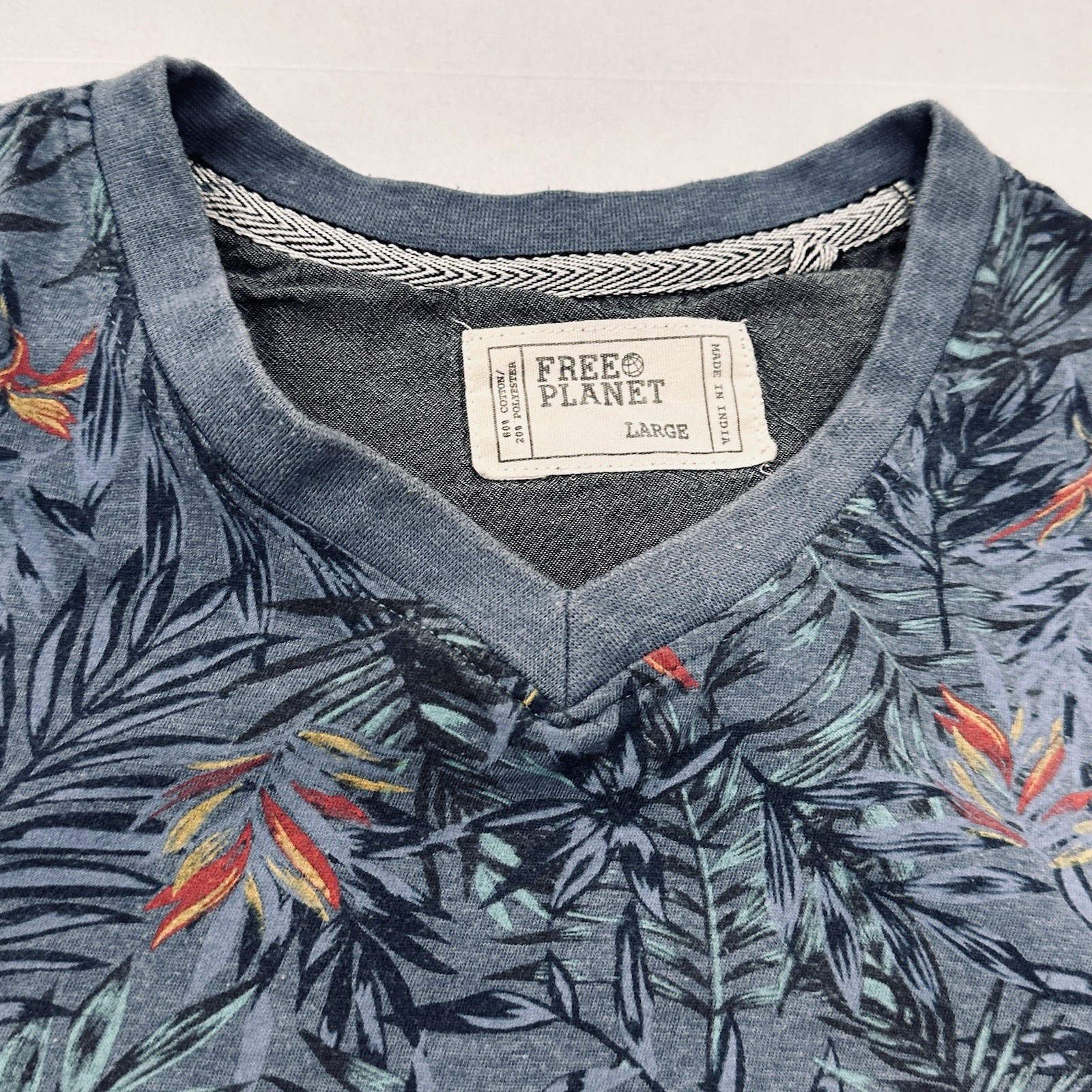 Free Planet Shirt Short Sleeve V-Neck T-shirt With Flowers Mens Size Large