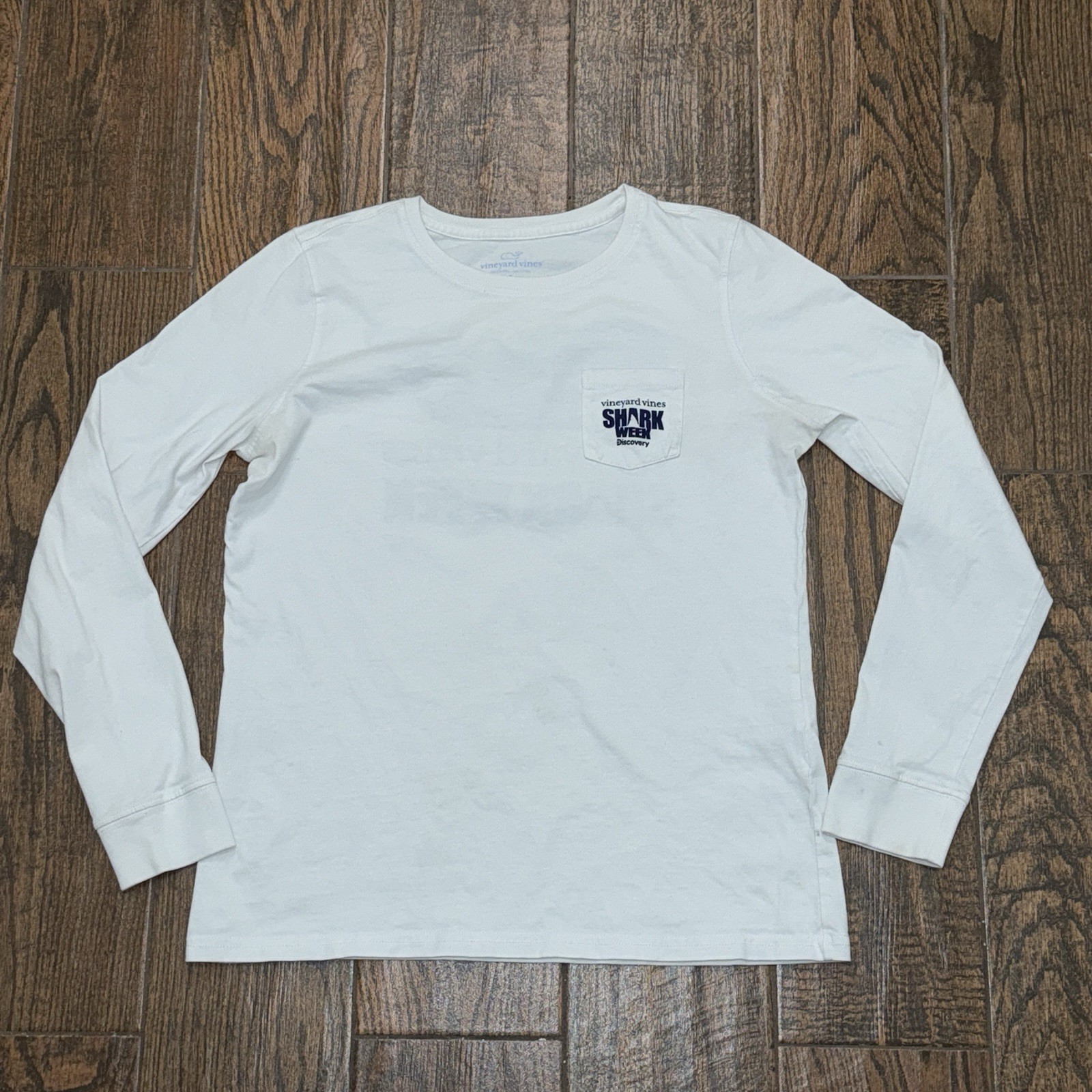 Vineyard Vines Men&rsquo;s White Long Sleeve Shark Week Discovery Whale T Shirt Small