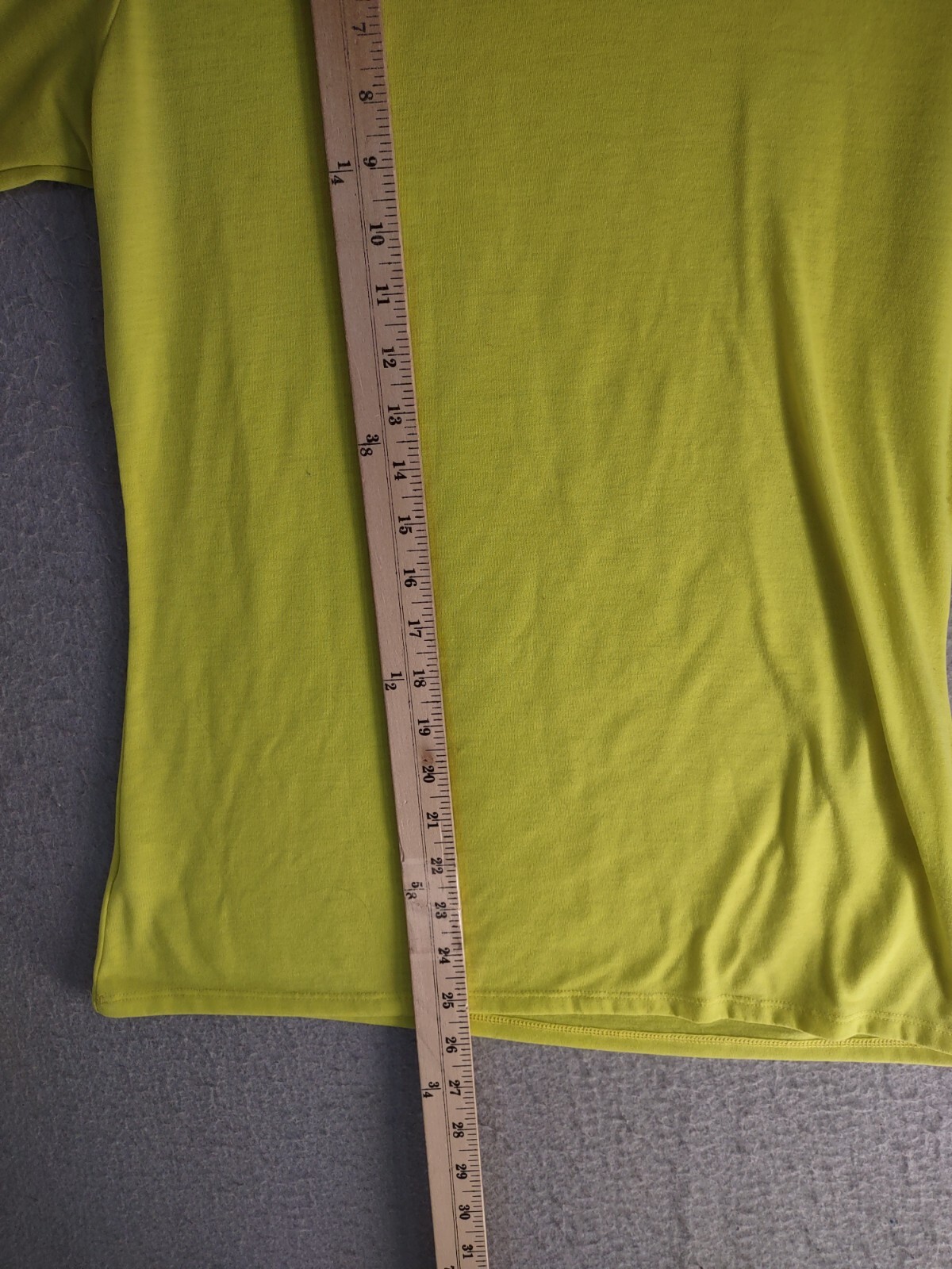 Under Armour Mens Shirt Small Yellow Semi Fitted Heat Gear Solid Logo Pullover