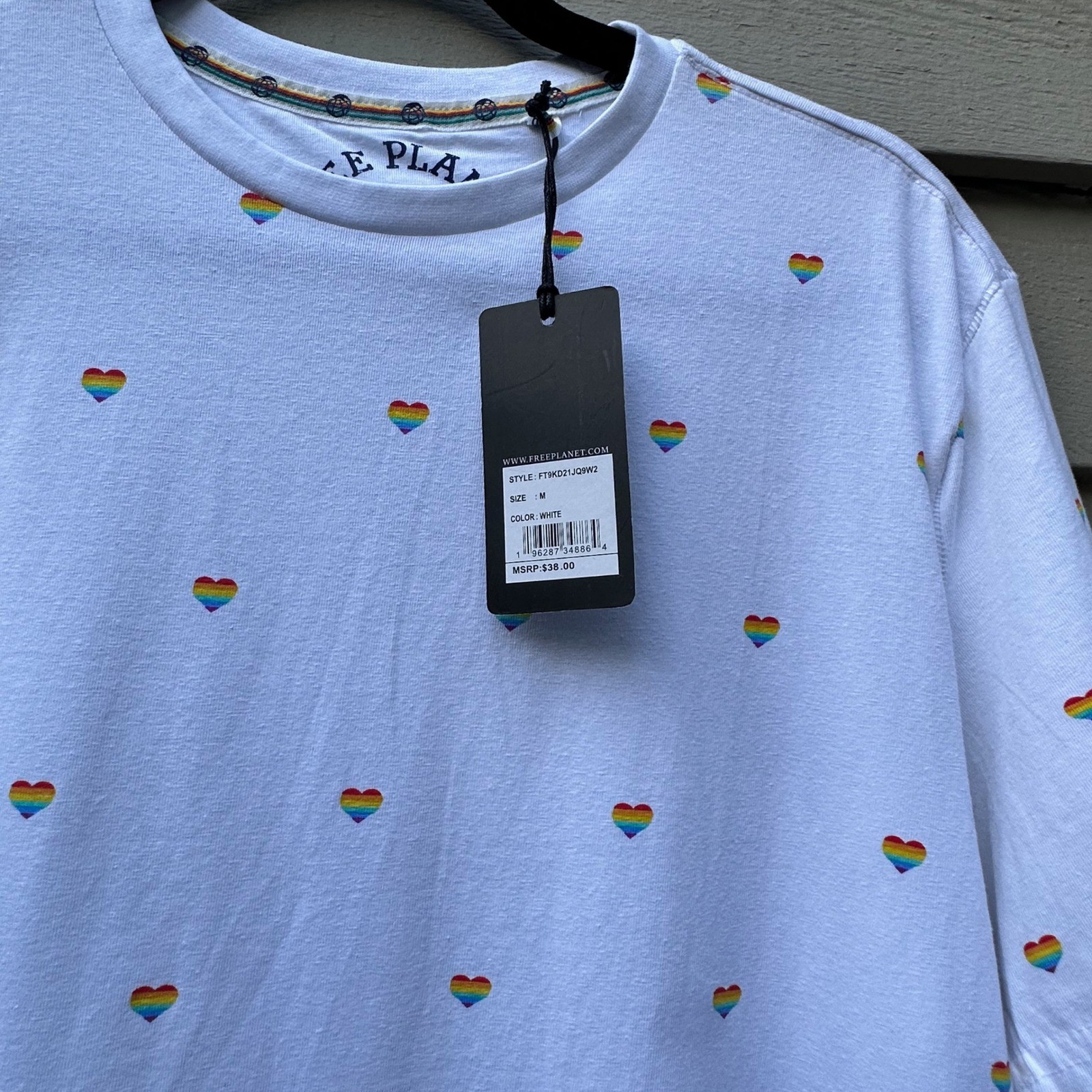 Free Planet Mens White Rainbow Heart Pride T-Shirt Love Is Love Crew Neck M NEW