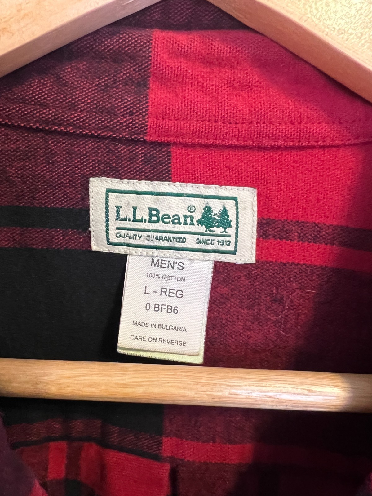 L.L. Bean Mens Large red n black plaid button down heavy weight shirt