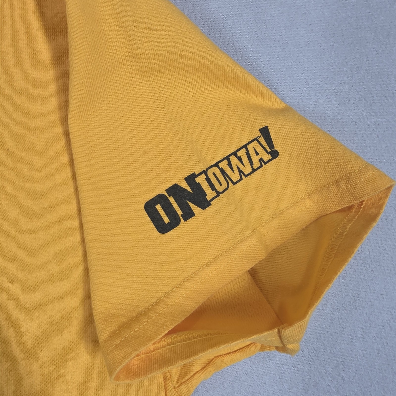 lowa Hawkeyes Landscape Shirt Men&rsquo;s Large Yellow NCAA College Sports Logo City