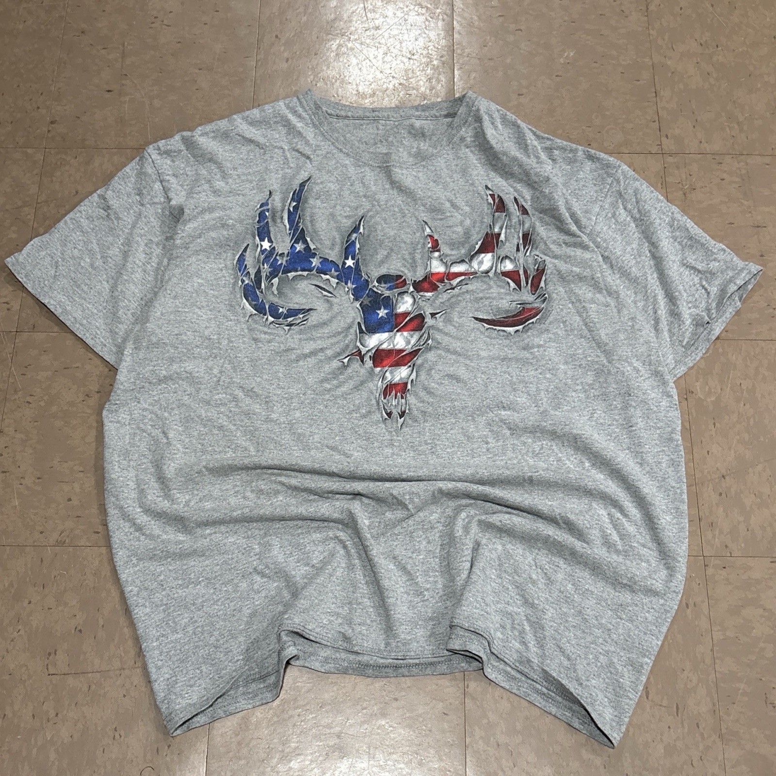 Buck Wear Ripped American Flag Deer Skull Graphic T-Shirt Grey Size Large