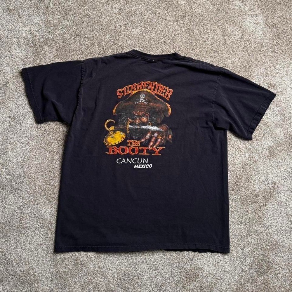 BLACK YAZBEK « SURRENDER THE BOOTY » GRAPHIC TEE