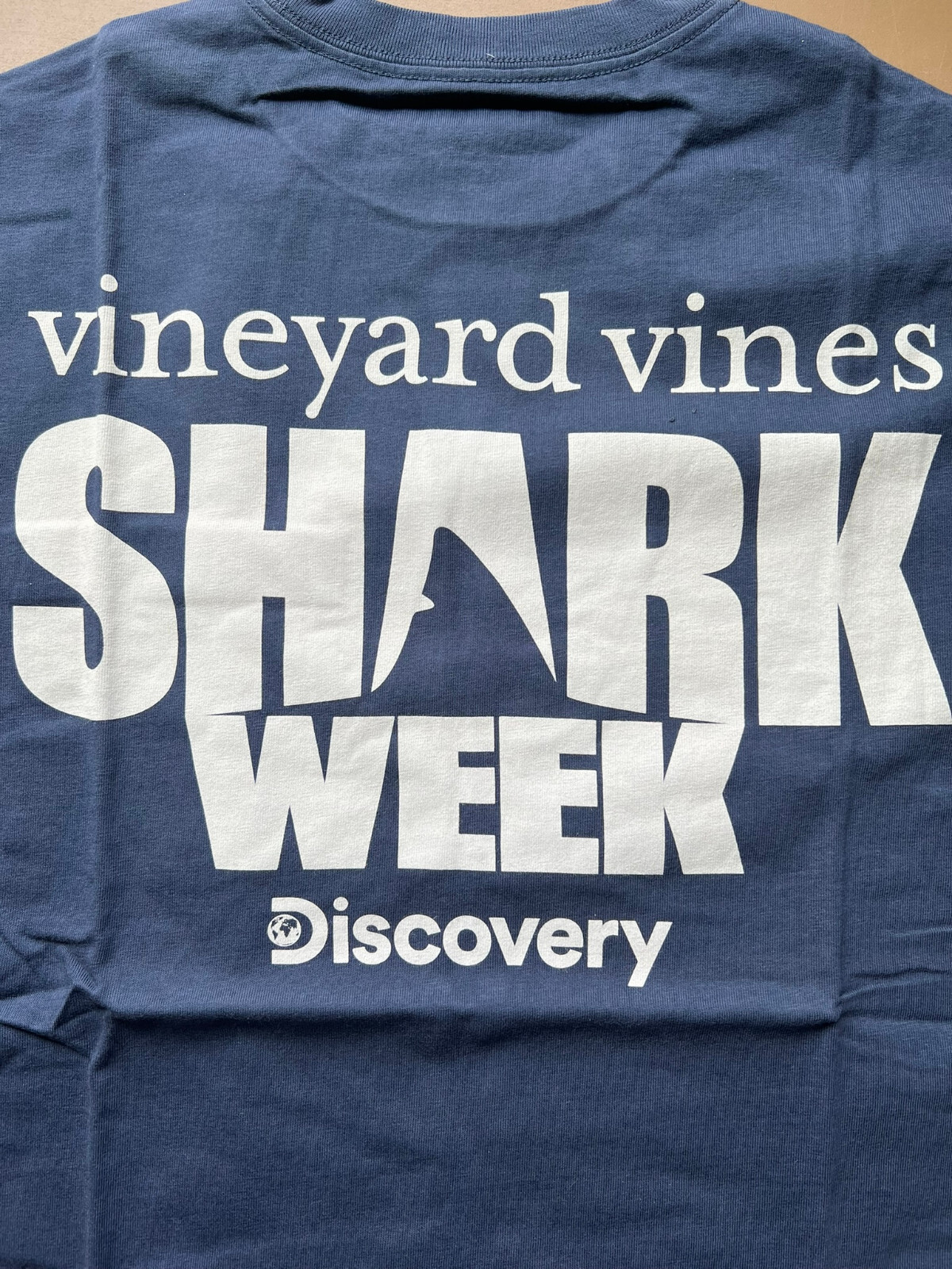 Vineyard Vines Shark Week « Blue Blazer » T-Shirt NEW Mens Short Sleeve w/Pocket