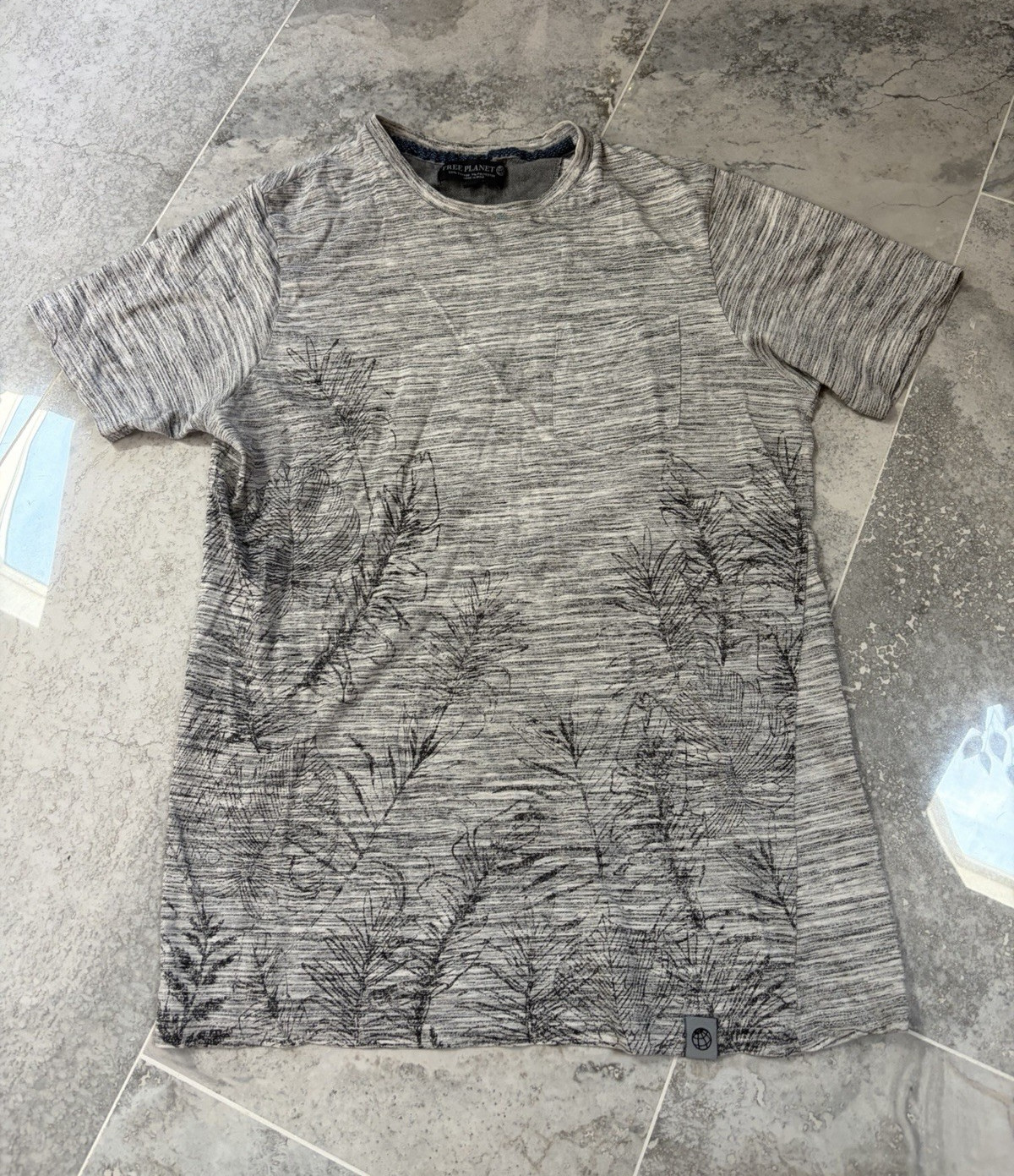 Free Planet Men’s Gray Graphic Logo Crew Neck T-Shirt Short Sleeve Size M