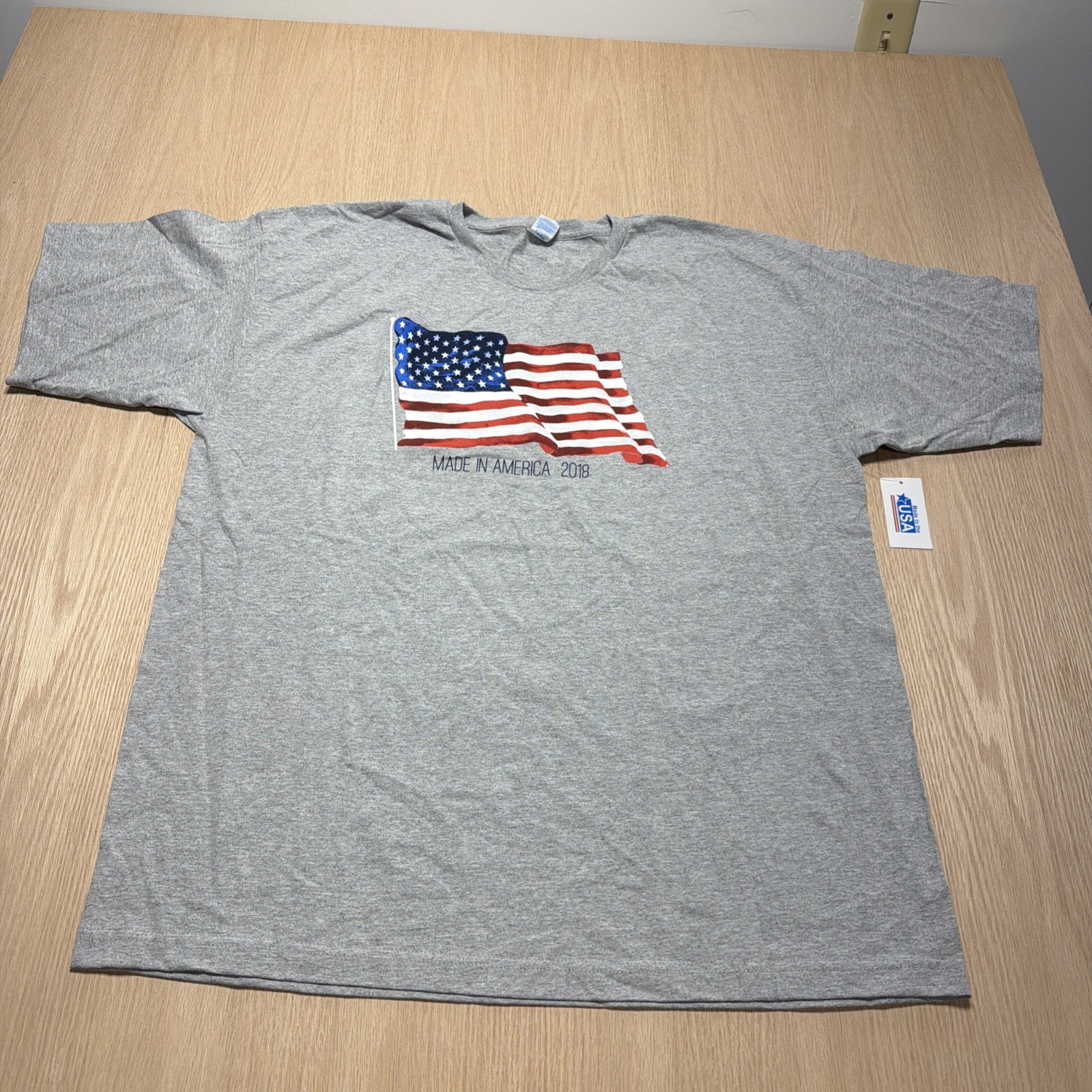 UNISEX T-shirt « Made in America 2018 » Grey + US Flag. Sz 2X 50-52 Cotton Polyes