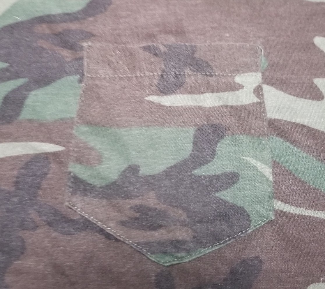 Vtg Woodland Camouflage Pocket T-Shirt Army Military Single Stitch 80s 90s USA L