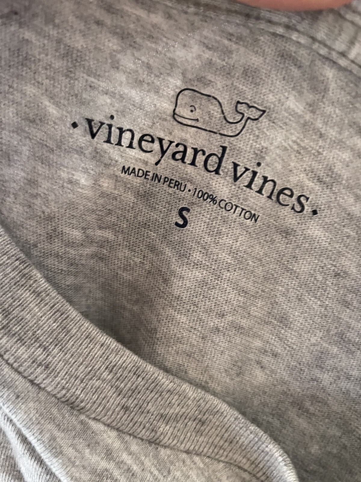 Vineyard Vines Men&rsquo;s Small Gray Whale Short Sleeve Cotton T-shirt with Pocket