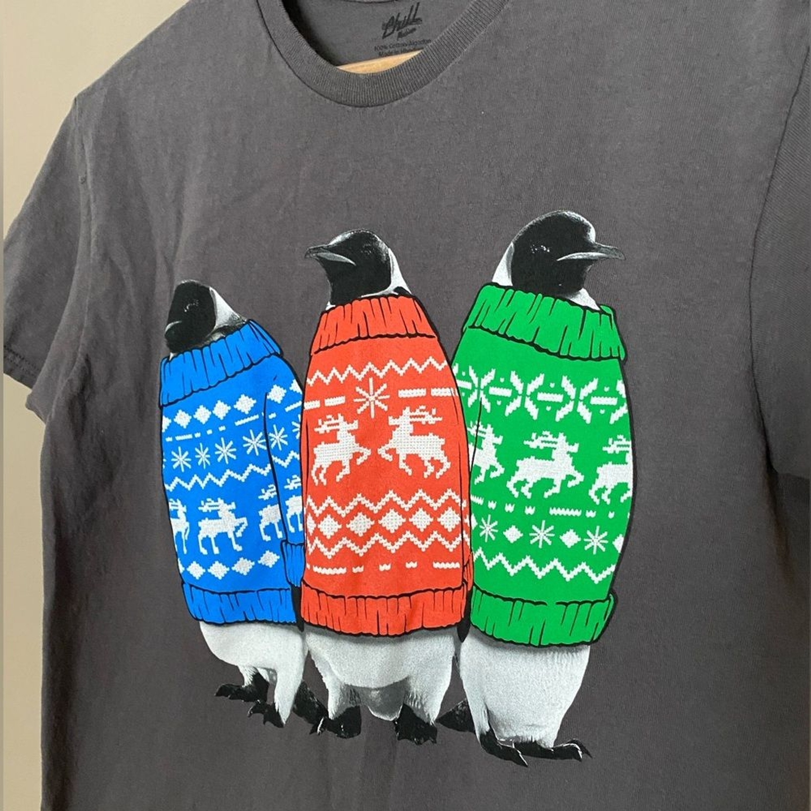 CHILL holiday t-shirt Penguins Christmas sweaters sz M 100% cotton novelty EUC