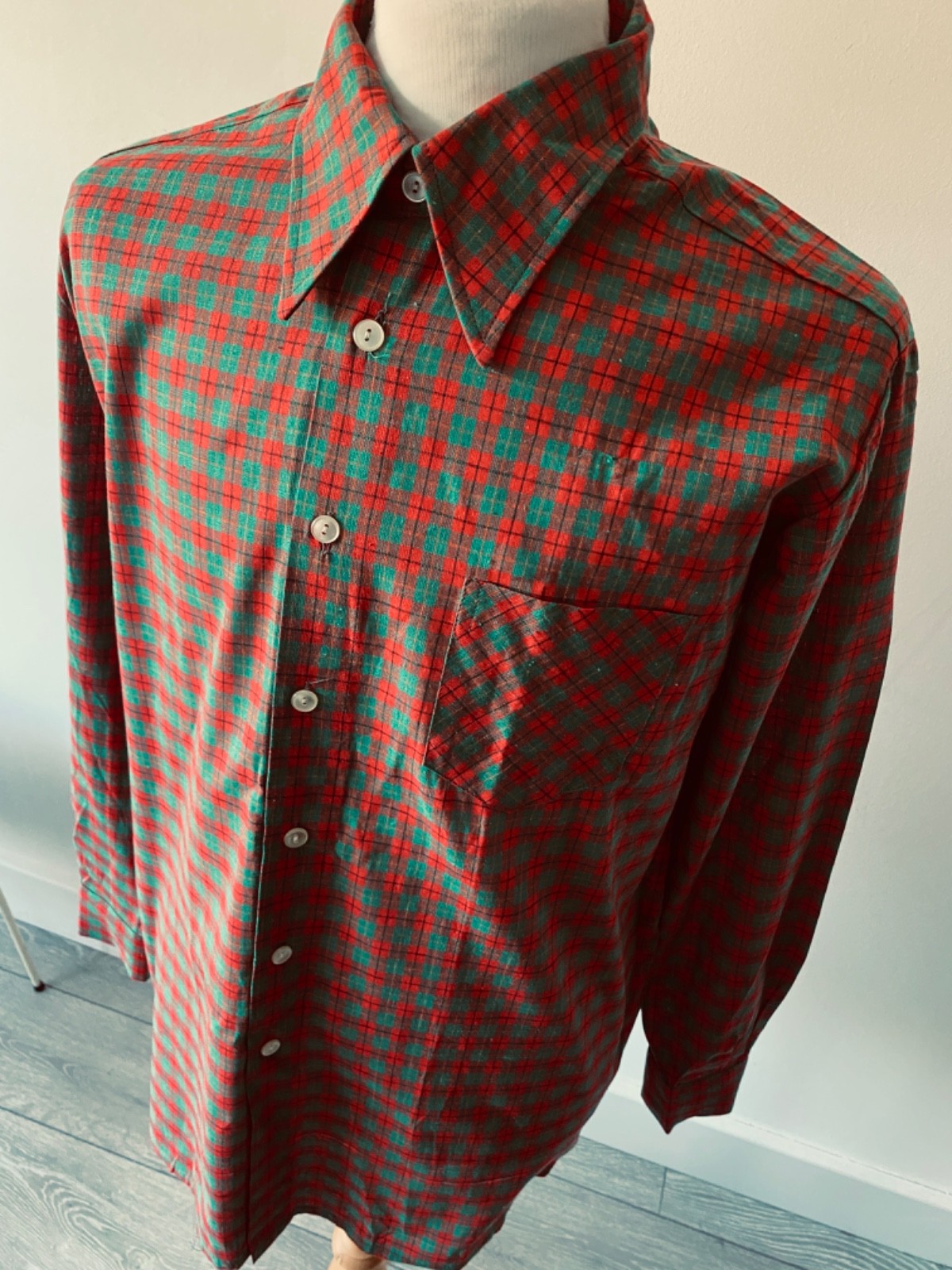 VINTAGE mens 70s ZURICH RED/GREEN CHECK PLAID COTTON LONG SLEEVED SHIRT 44&Prime;
