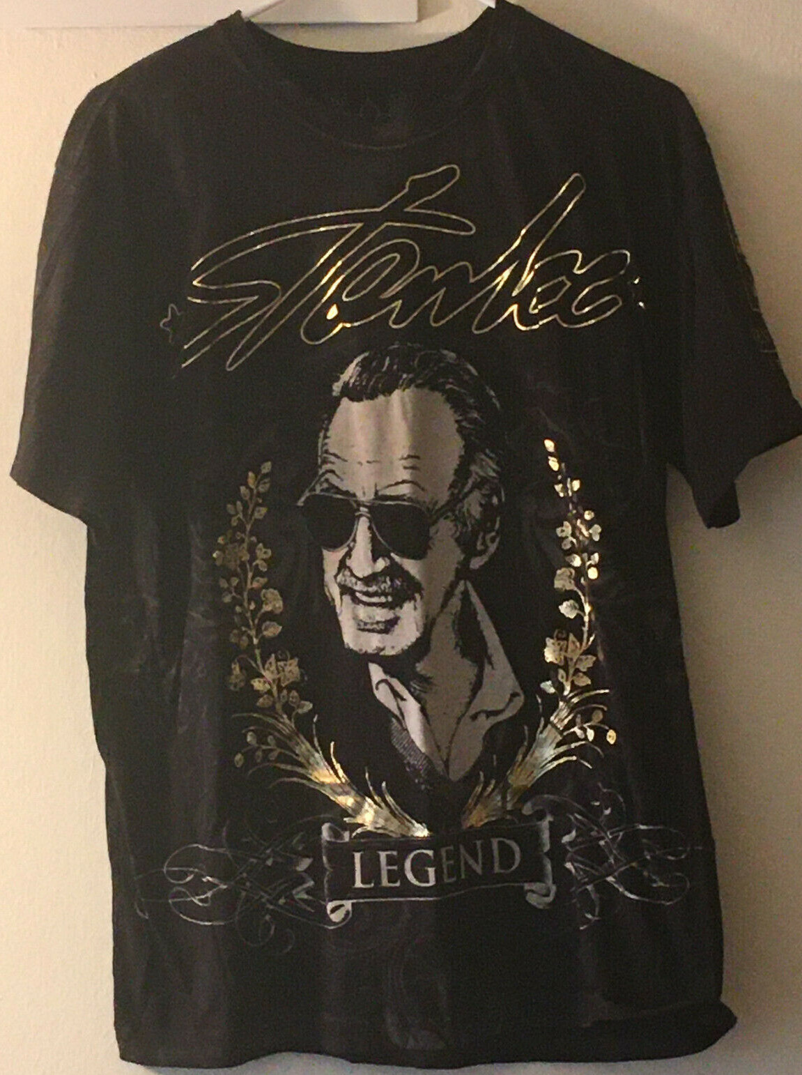Gentle Giant Studios Stan Lee &lsquo;LEGEND&rsquo; Men&rsquo;s L T-Shirt Black/Gold – BRAND NEW OG