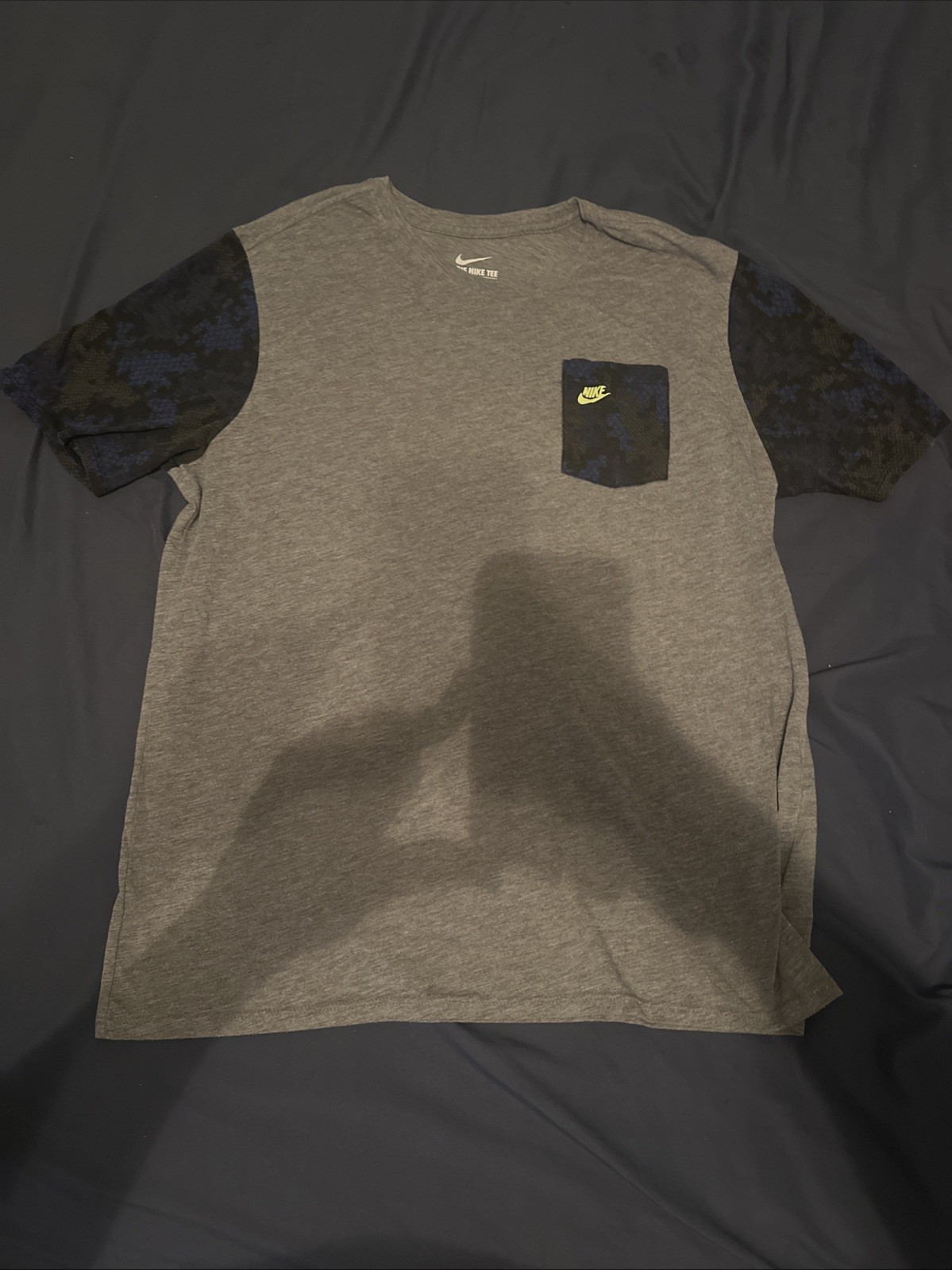 Nike SB Men’s Gray Camo Short Sleeve Pocket T-Shirt – XL