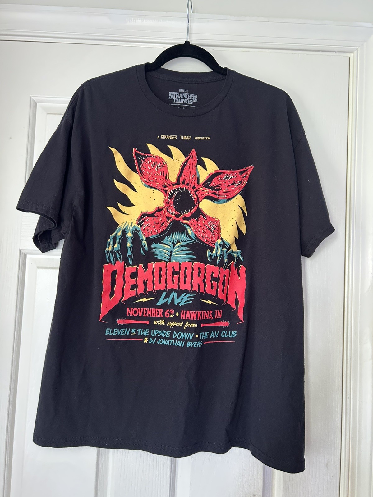 Netflix T Shirt Unisex XL Black Graphic Eleven vs The Demogorgon Stranger Things